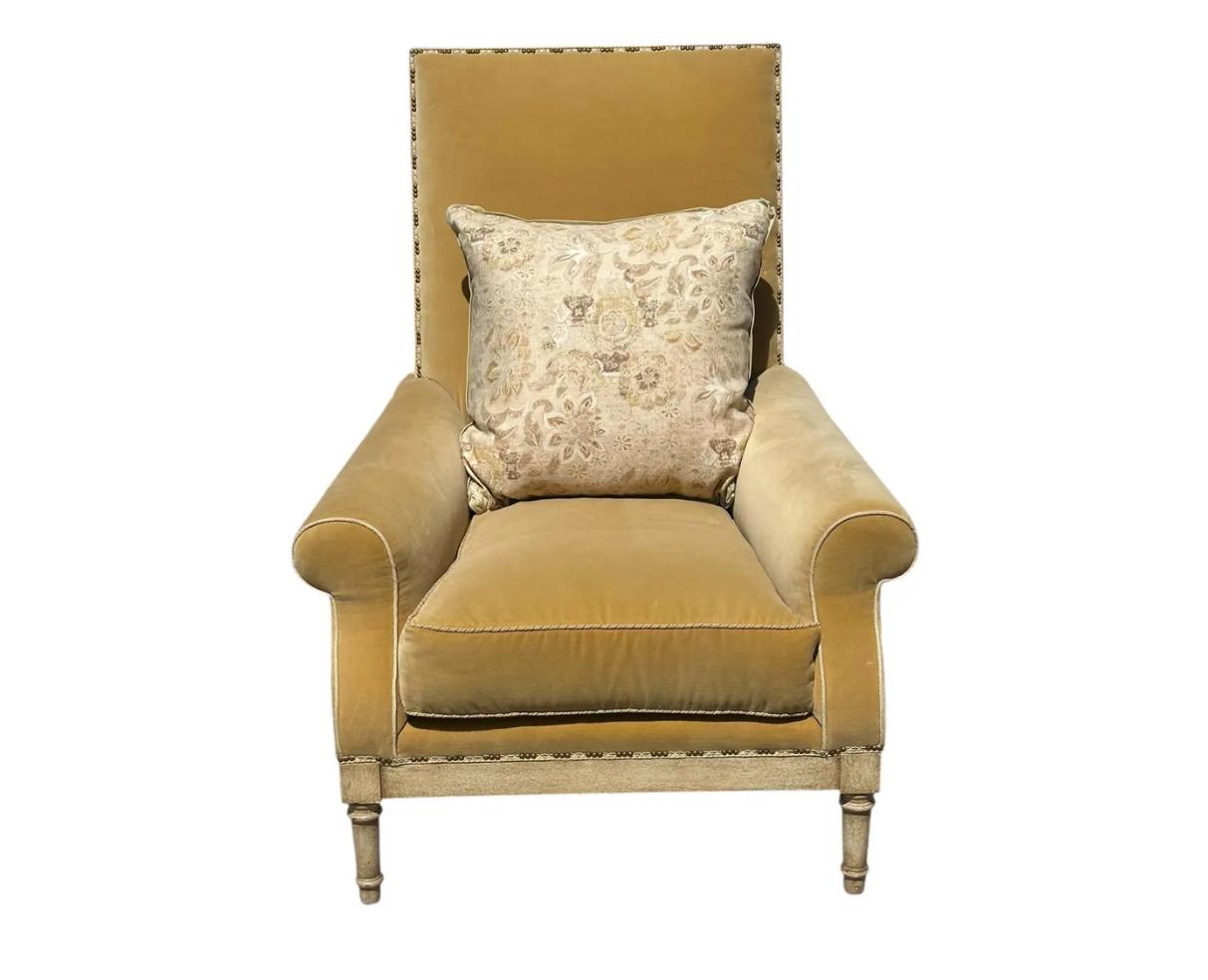 Américain Fauteuil club Nancy Corzine en velours jaune avec coussin écossais rose, 1 de 2 en vente