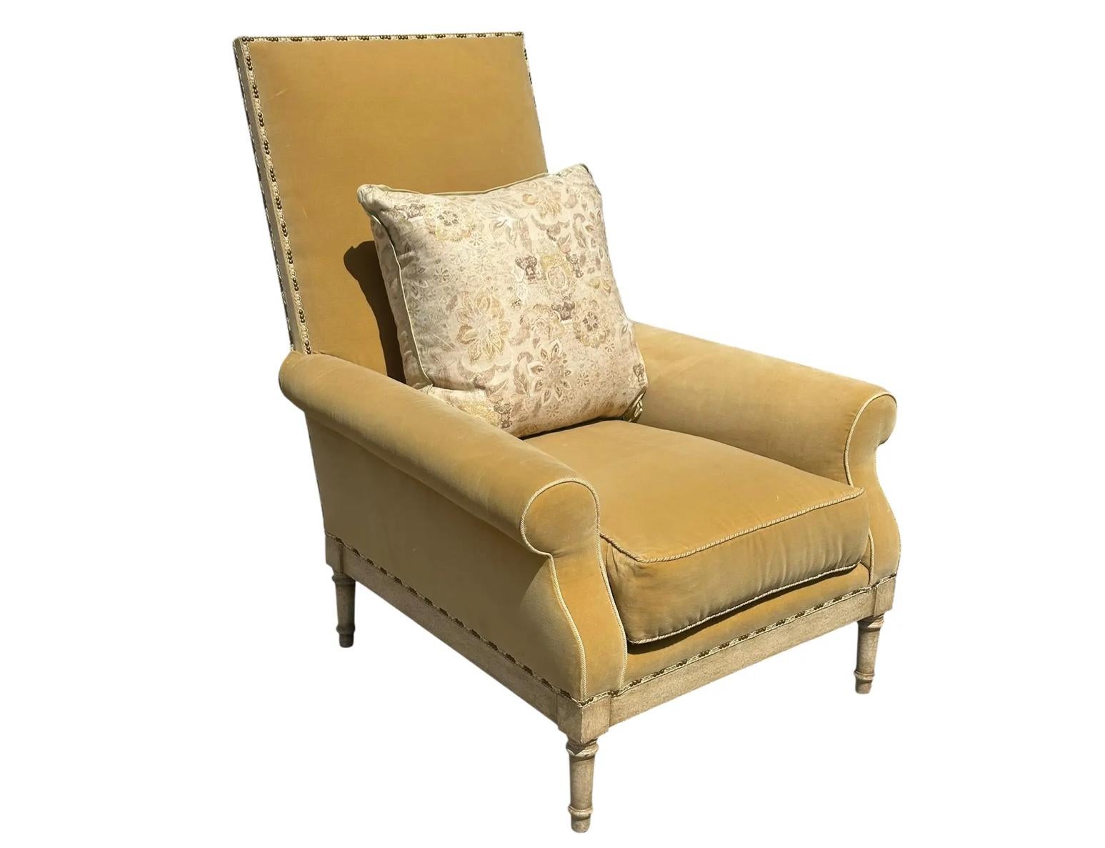 Fauteuil club Nancy Corzine en velours jaune avec coussin écossais rose, 1 de 2 Bon état - En vente à LOS ANGELES, CA