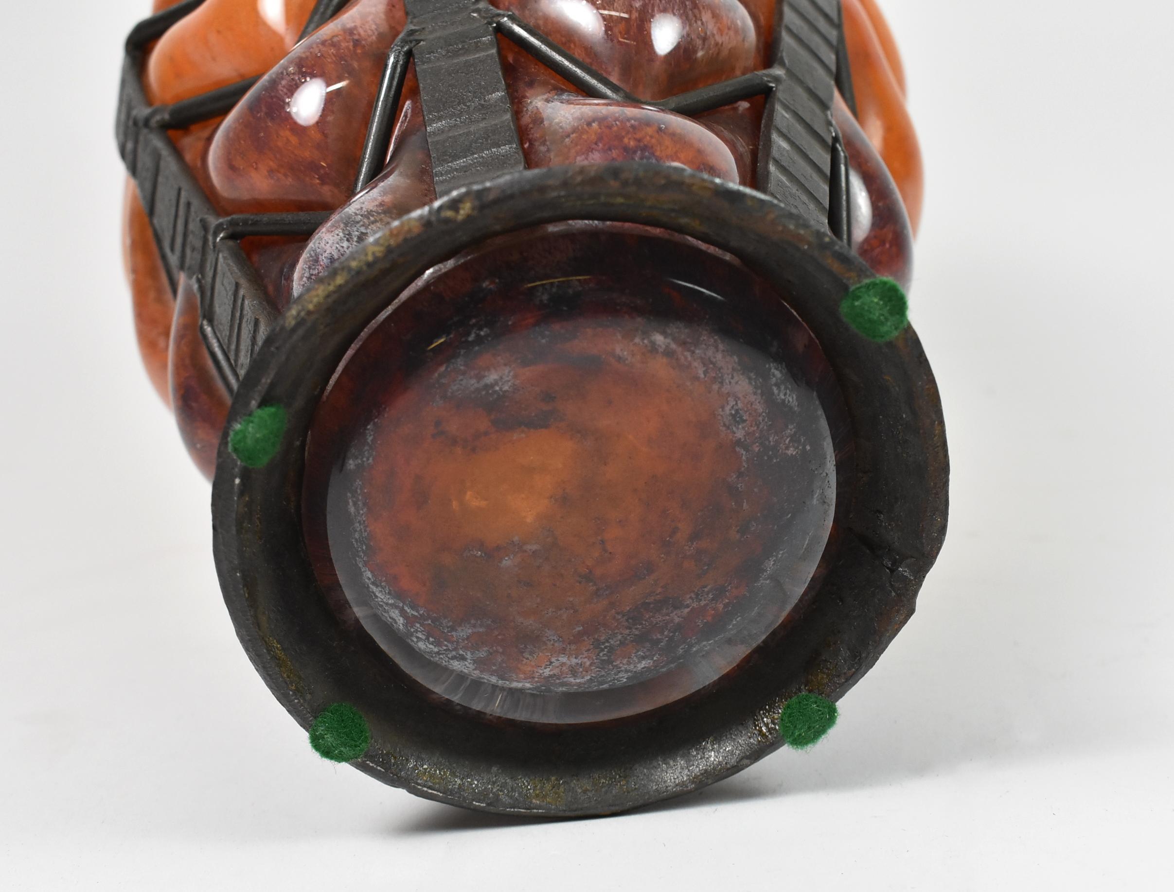 20ième siècle Vase Art Déco à déco avec cadre en acier, Nancy Daum et Majorelle en vente