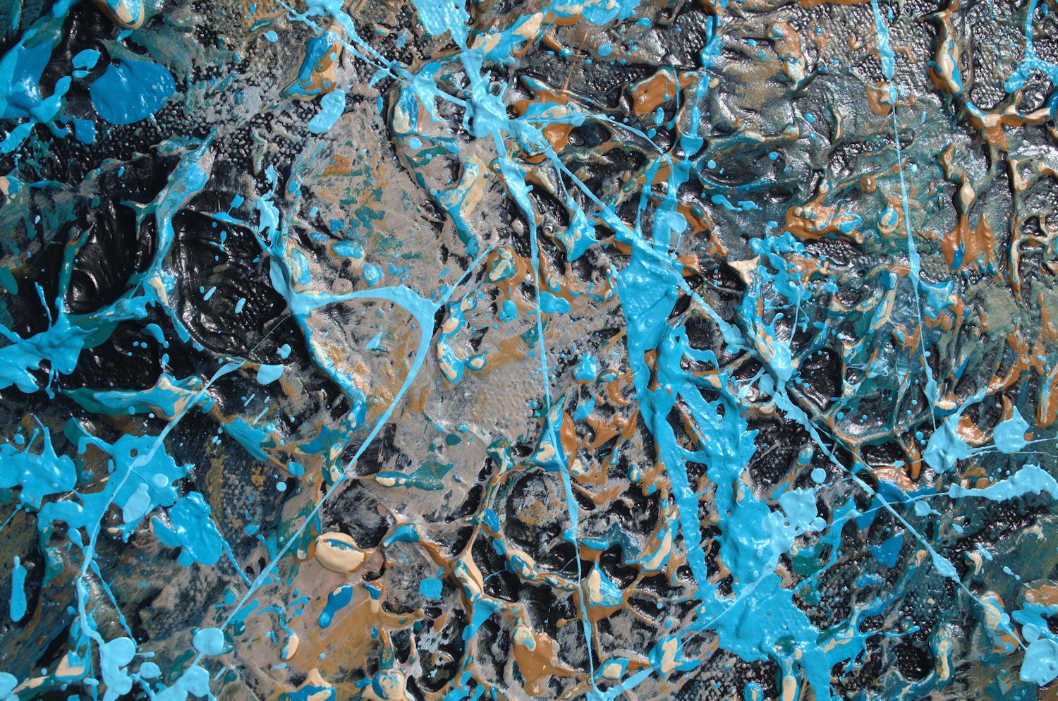 „A Mysterious Background“ Abstrakte Mischtechnik mit strukturiertem Blau, Hellbraun, Hellbraun und Grau – Painting von Nancy Eckels