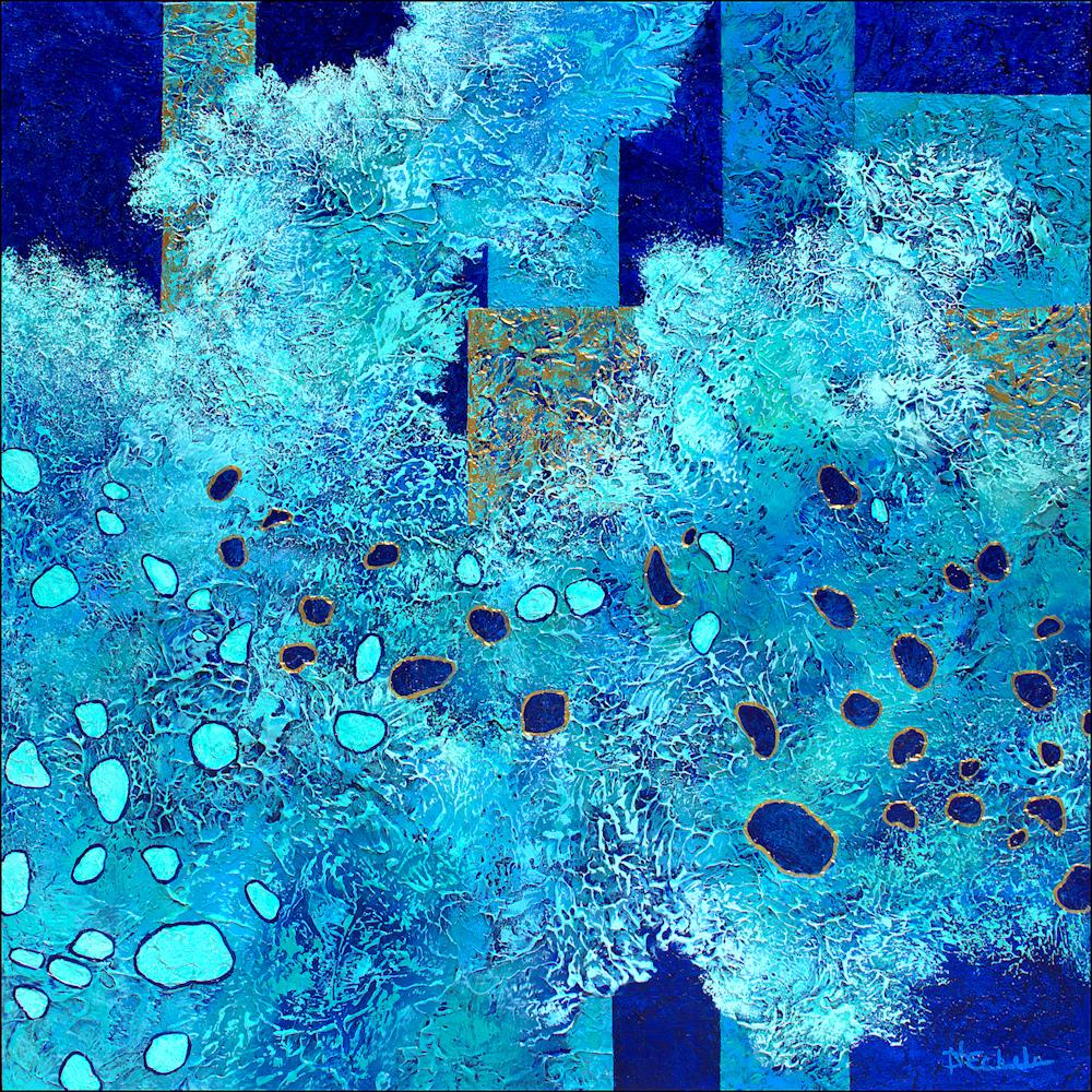 ""Urban Seaside" Abstraktes Mixed Media mit strukturierten Blau-, Violett-, Aqua- und Goldtönen – Mixed Media Art von Nancy Eckels