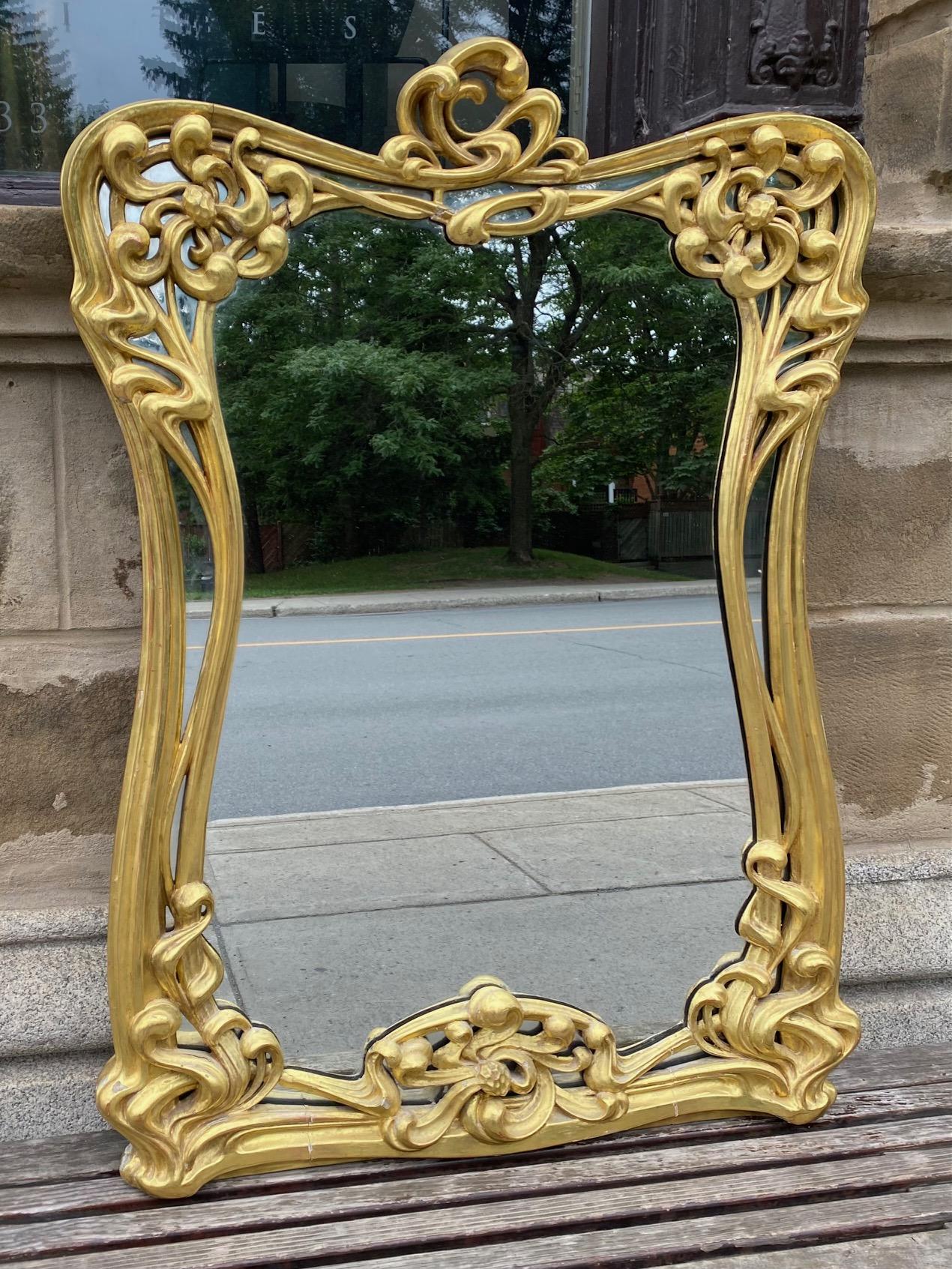 Raro specchio francese Art Carved in legno intagliato e dorato, 