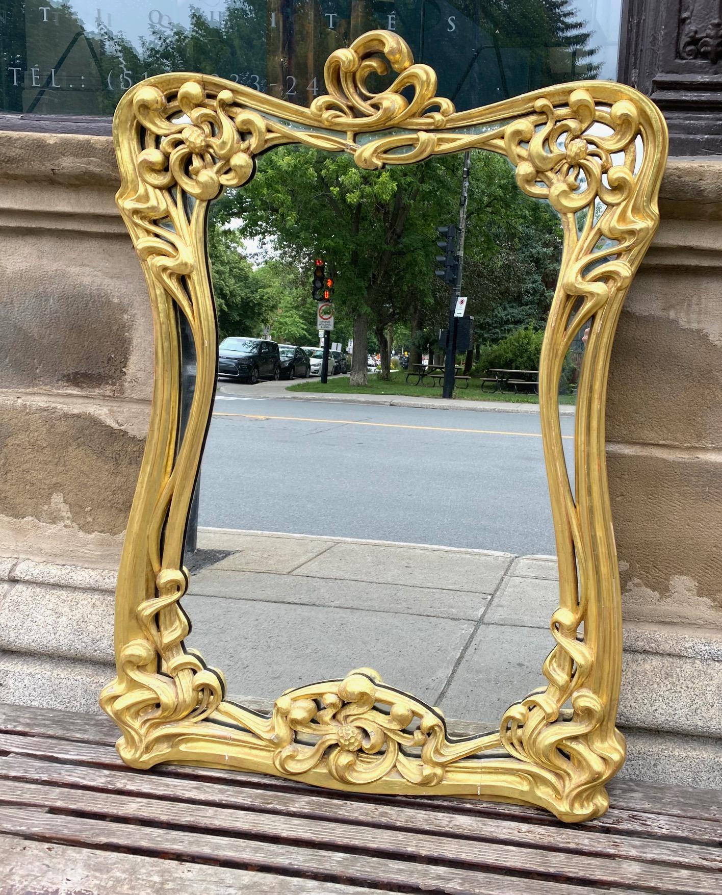 Francese Specchio francese Art Nouveau in legno dorato in vendita