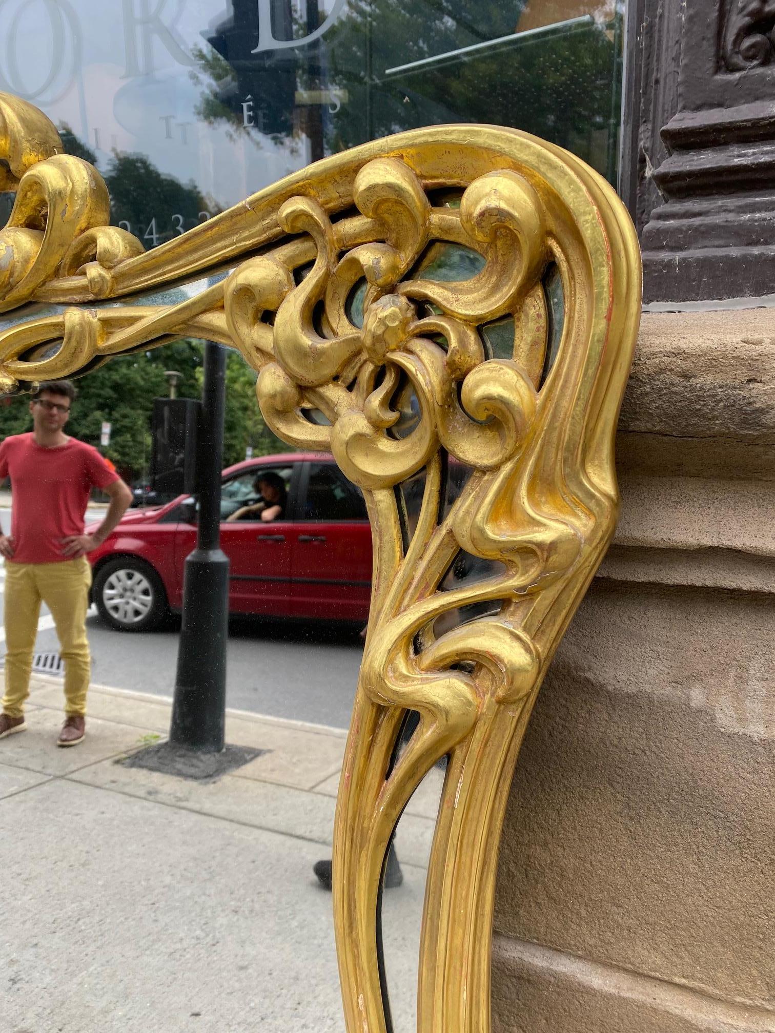 Specchio francese Art Nouveau in legno dorato In condizioni buone in vendita a Montreal, QC