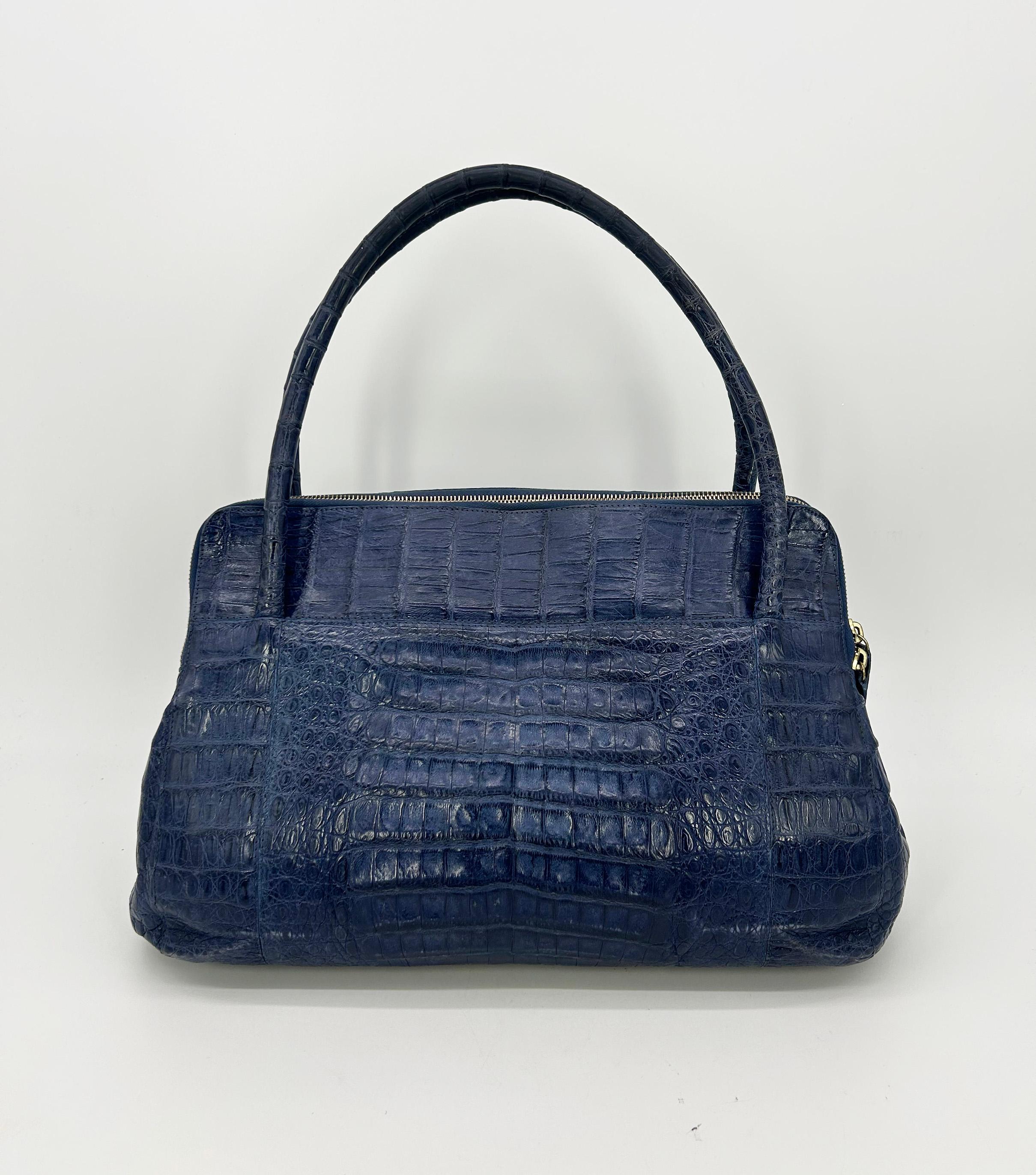 Noir Nancy Gonzales Fourre-tout Linda en crocodile bleu en vente