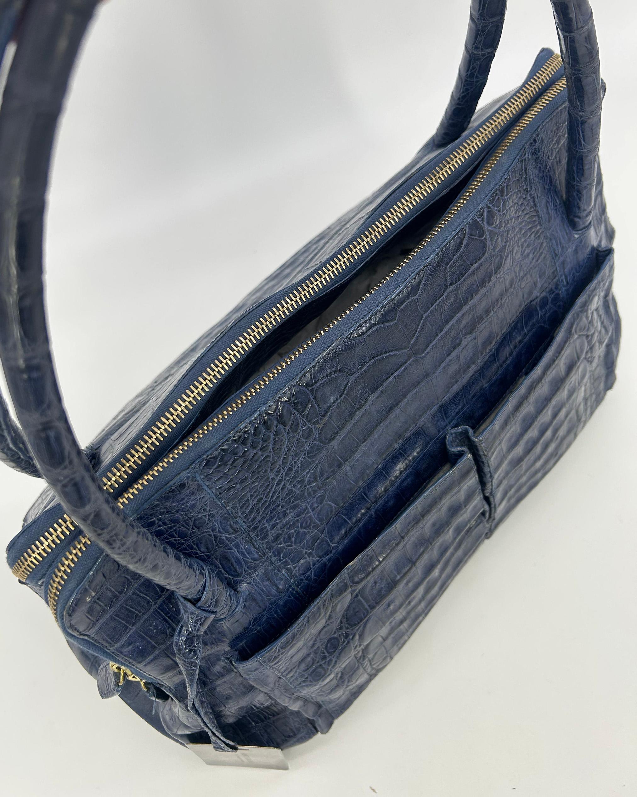 Nancy Gonzales Fourre-tout Linda en crocodile bleu en vente 1