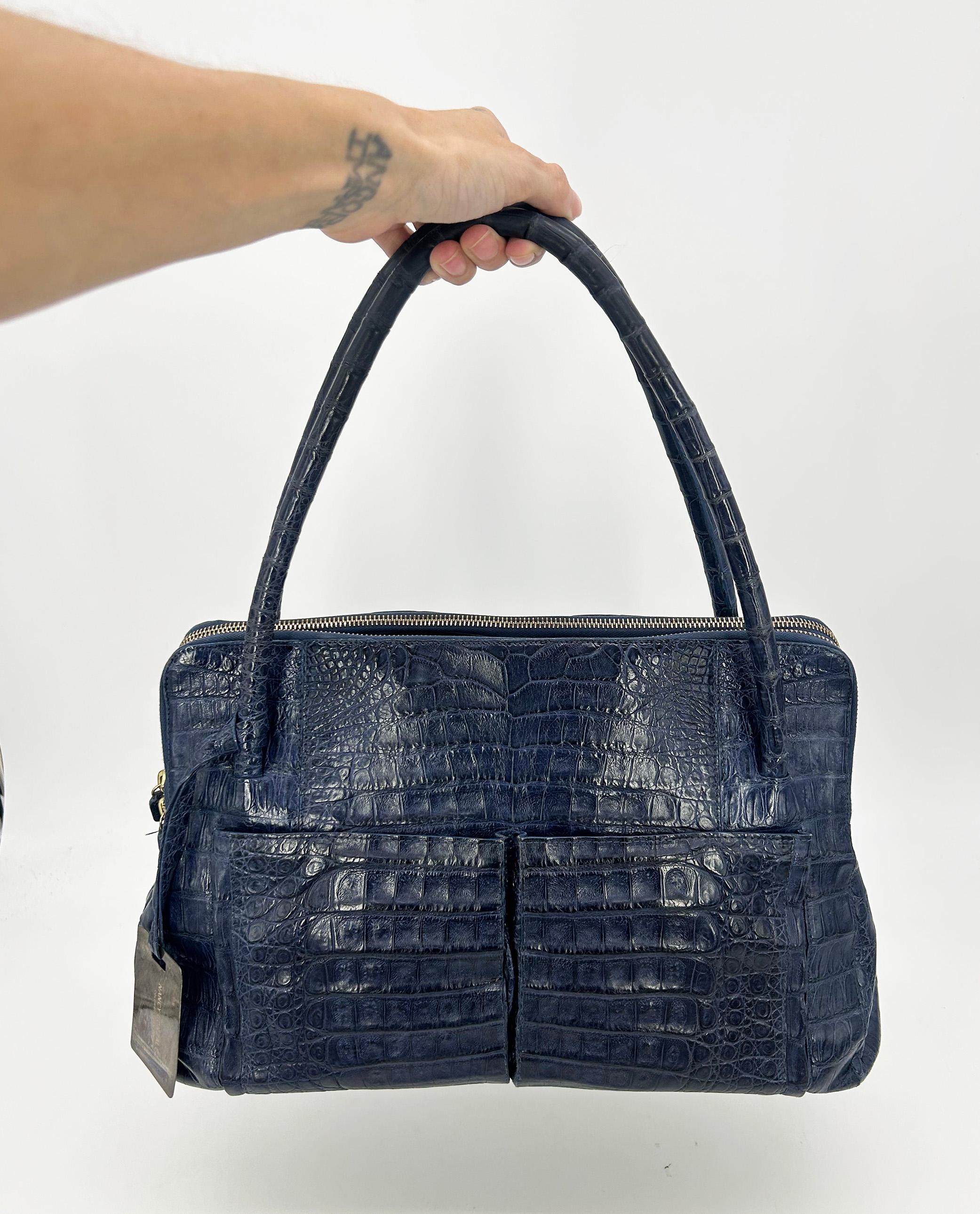Nancy Gonzales Fourre-tout Linda en crocodile bleu en vente 2