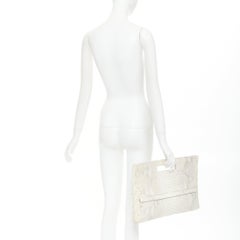 Borsa shopper piatta con tasca frontale in pelle screziata opaca color crema di Nancy Gonzalez