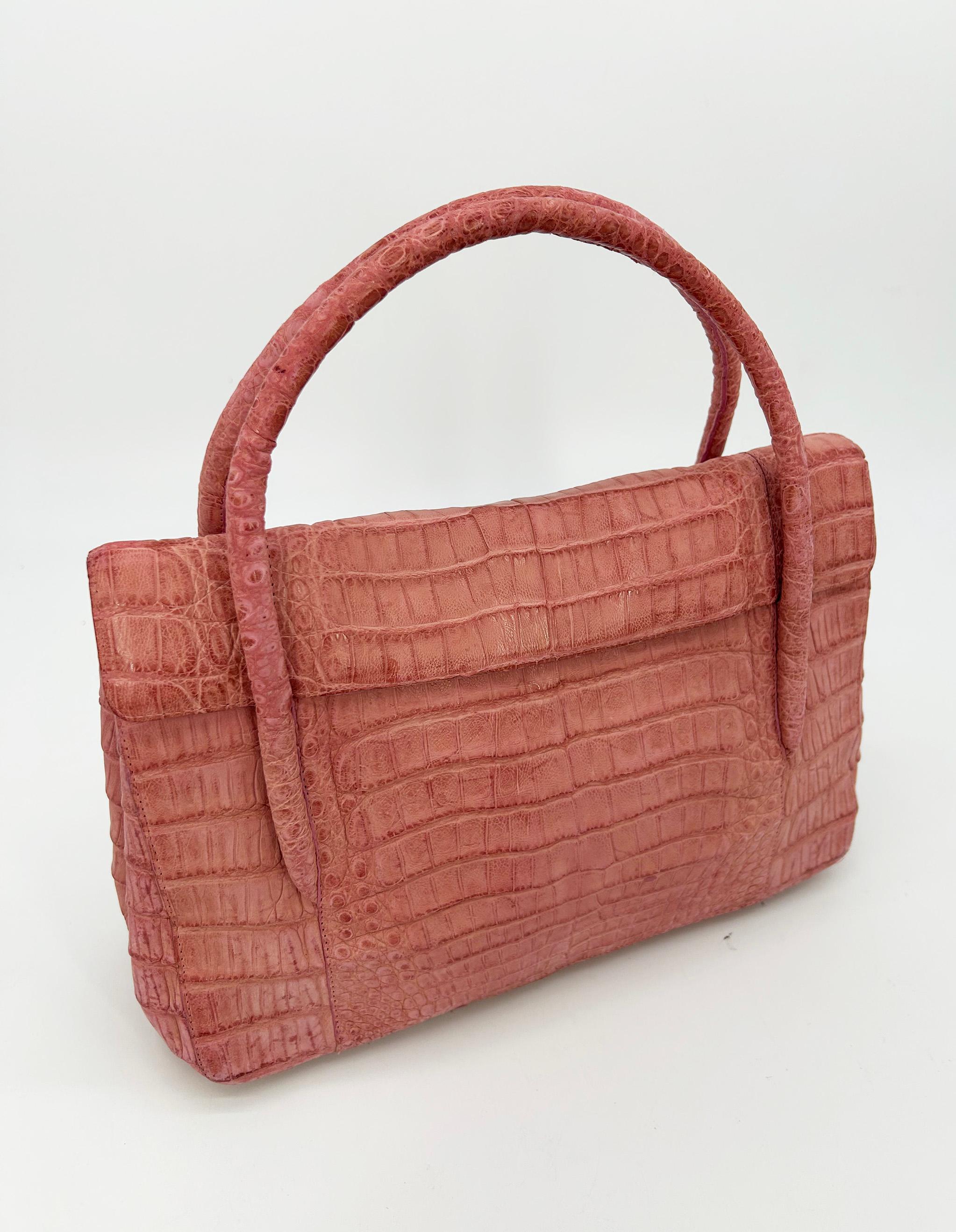 Nancy Gonzalez - Borsa a doppio manico in coccodrillo rosa con patta superiore in vendita 5