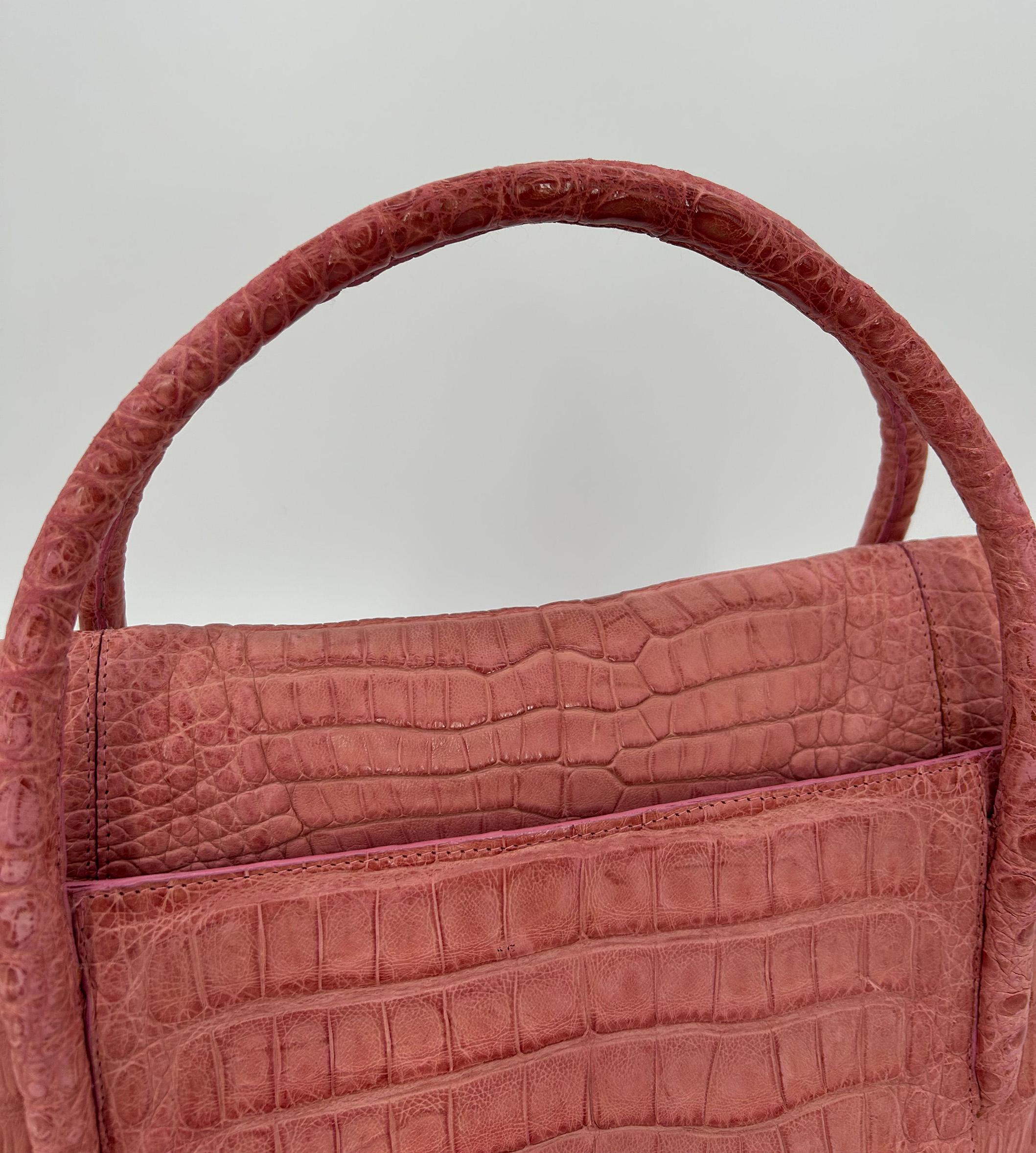 Nancy Gonzalez - Borsa a doppio manico in coccodrillo rosa con patta superiore in vendita 7