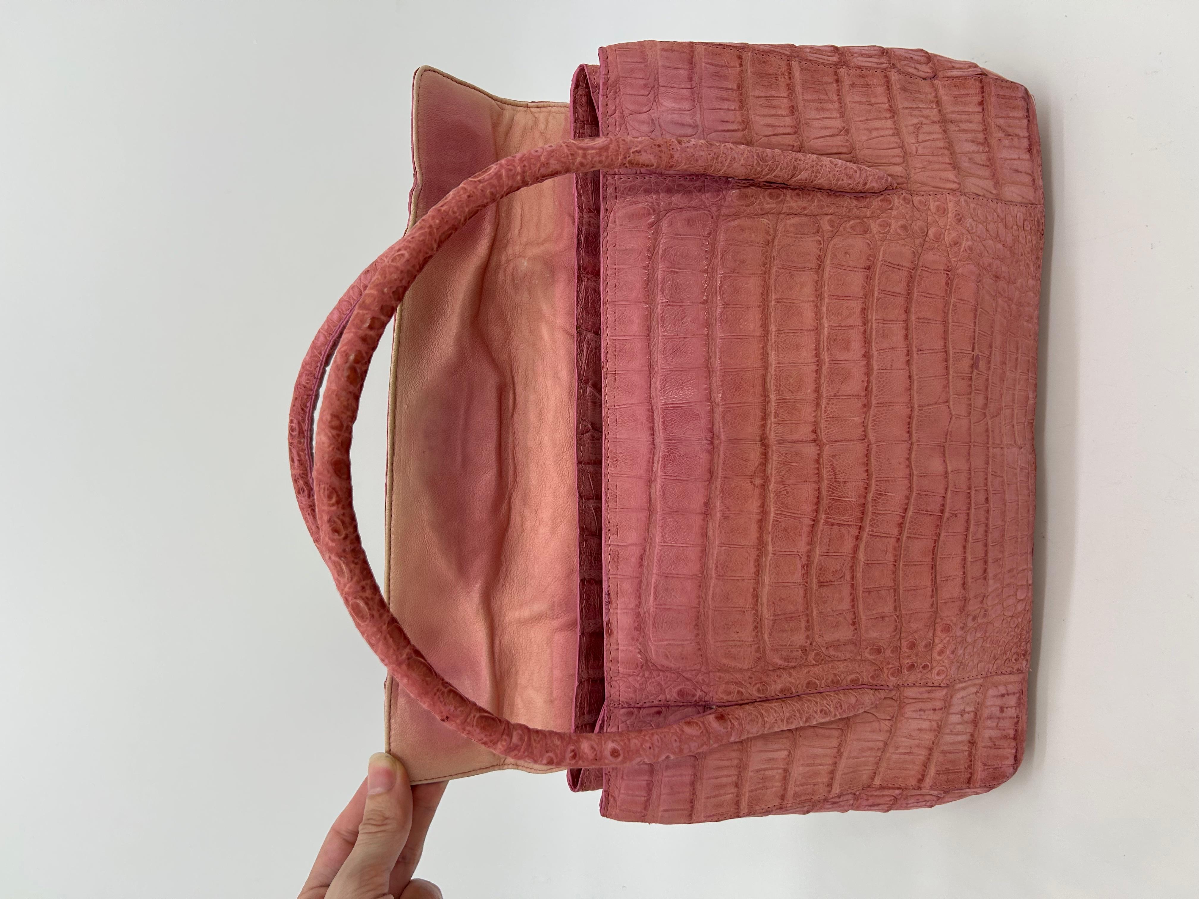 Nancy Gonzalez - Borsa a doppio manico in coccodrillo rosa con patta superiore in vendita 10