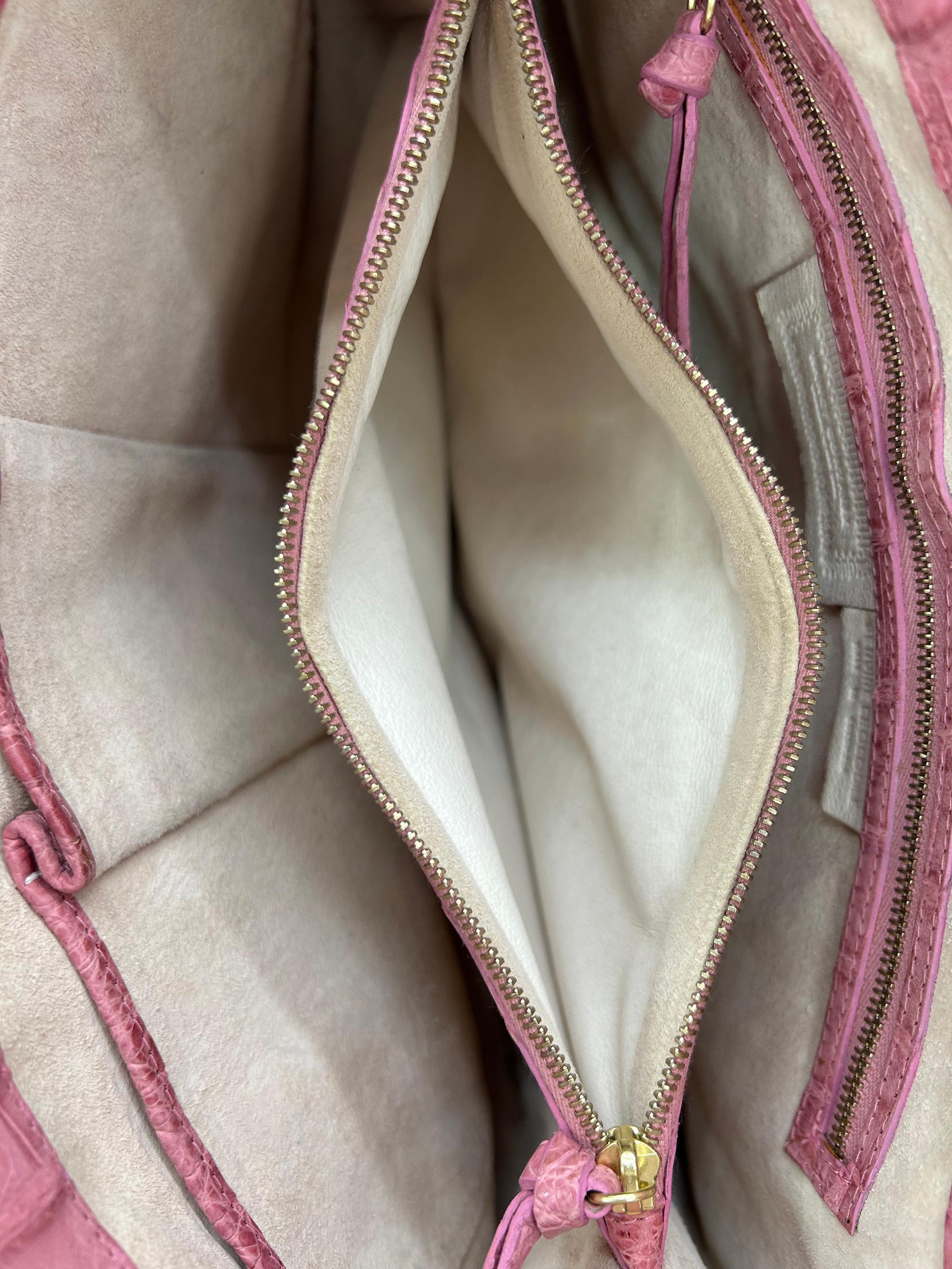 Nancy Gonzalez - Borsa a doppio manico in coccodrillo rosa con patta superiore in vendita 14
