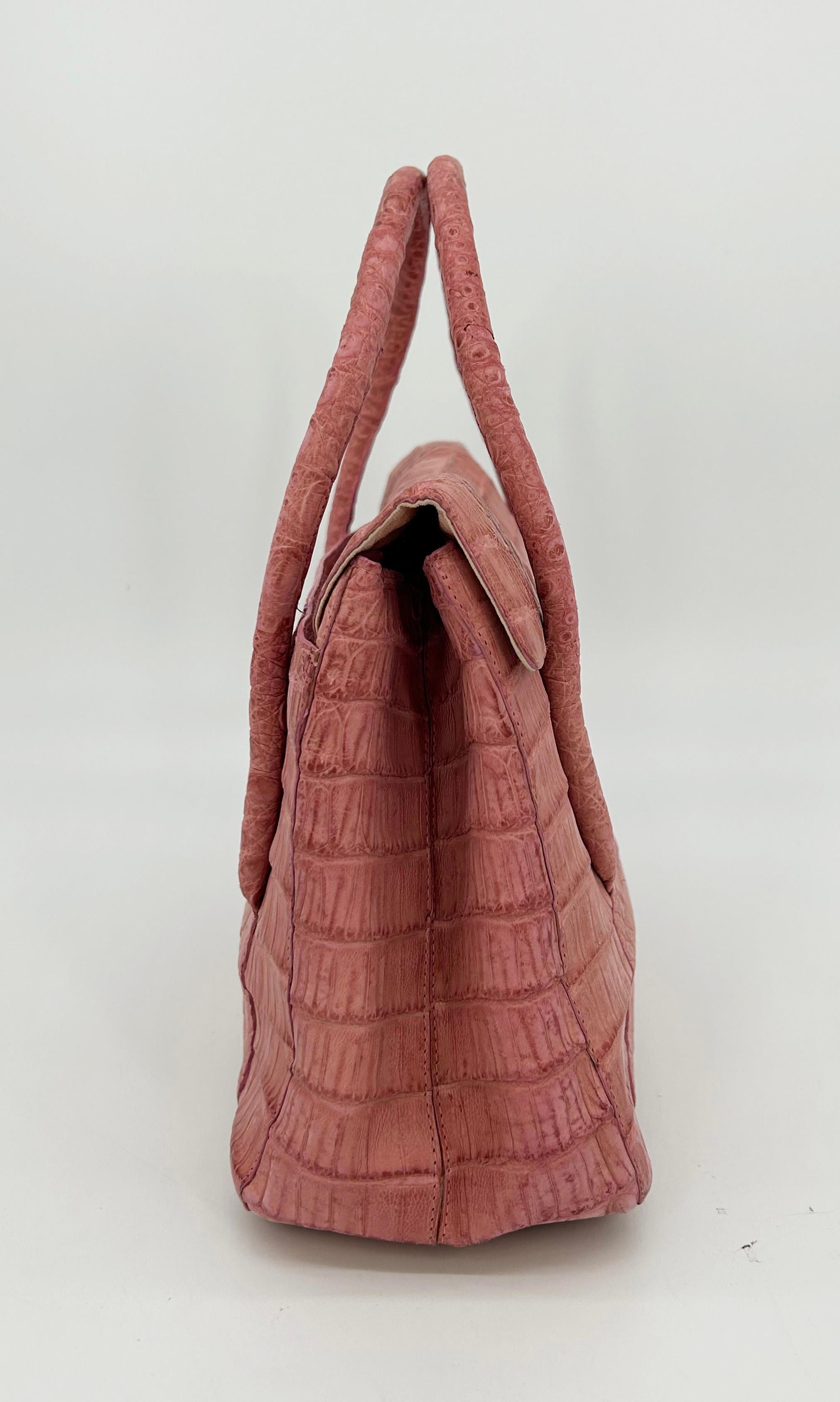 Nancy Gonzalez Pink Crocodile Top Flap Double Handle Bag in buone condizioni vintage. Esterno in coccodrillo rosa opaco nel classico stile Nancy Gonzalez con 2 manici superiori per facilitare il trasporto e una chiusura a patta singola. Tasca