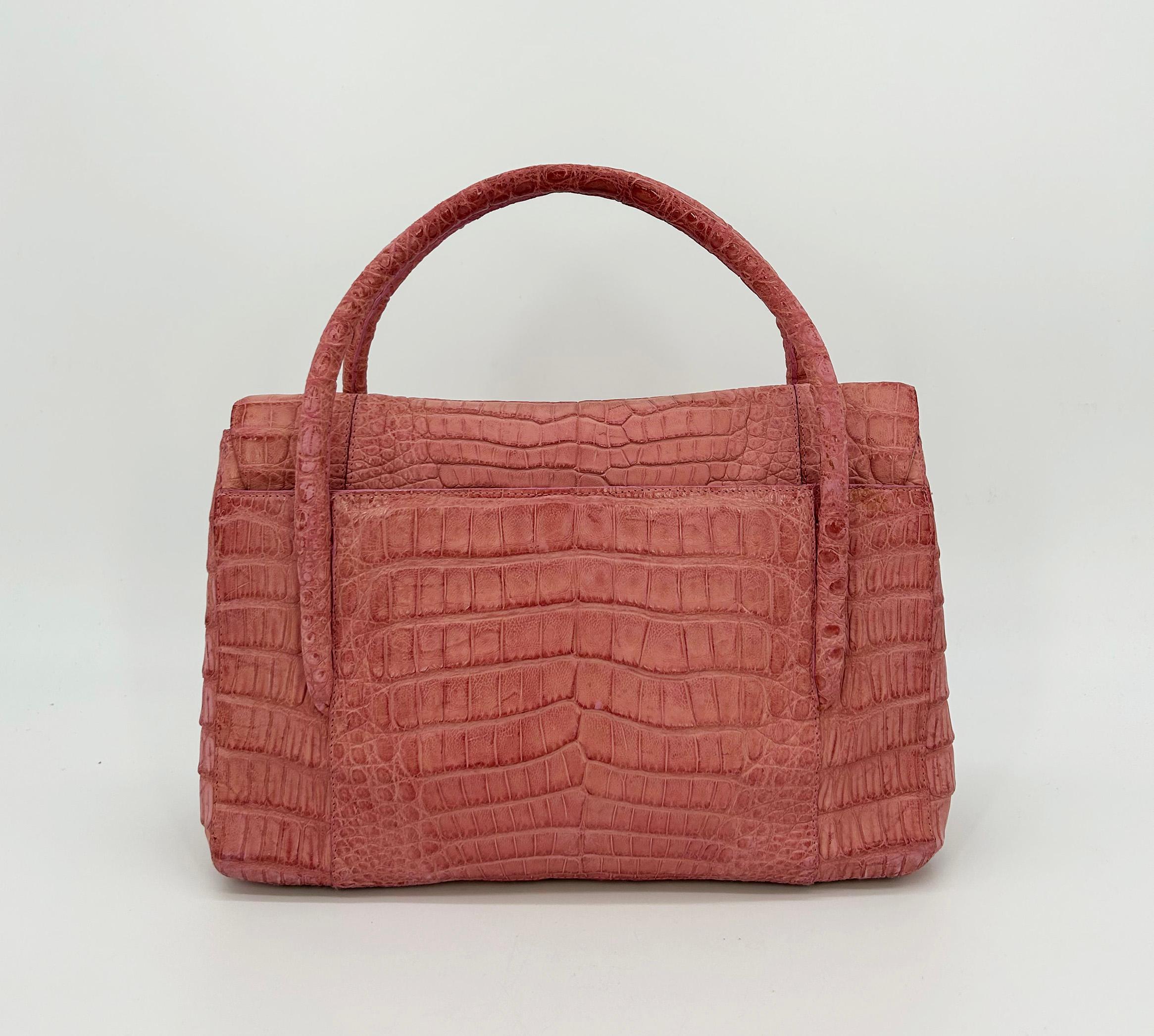 Rosa Nancy Gonzalez - Borsa a doppio manico in coccodrillo rosa con patta superiore in vendita