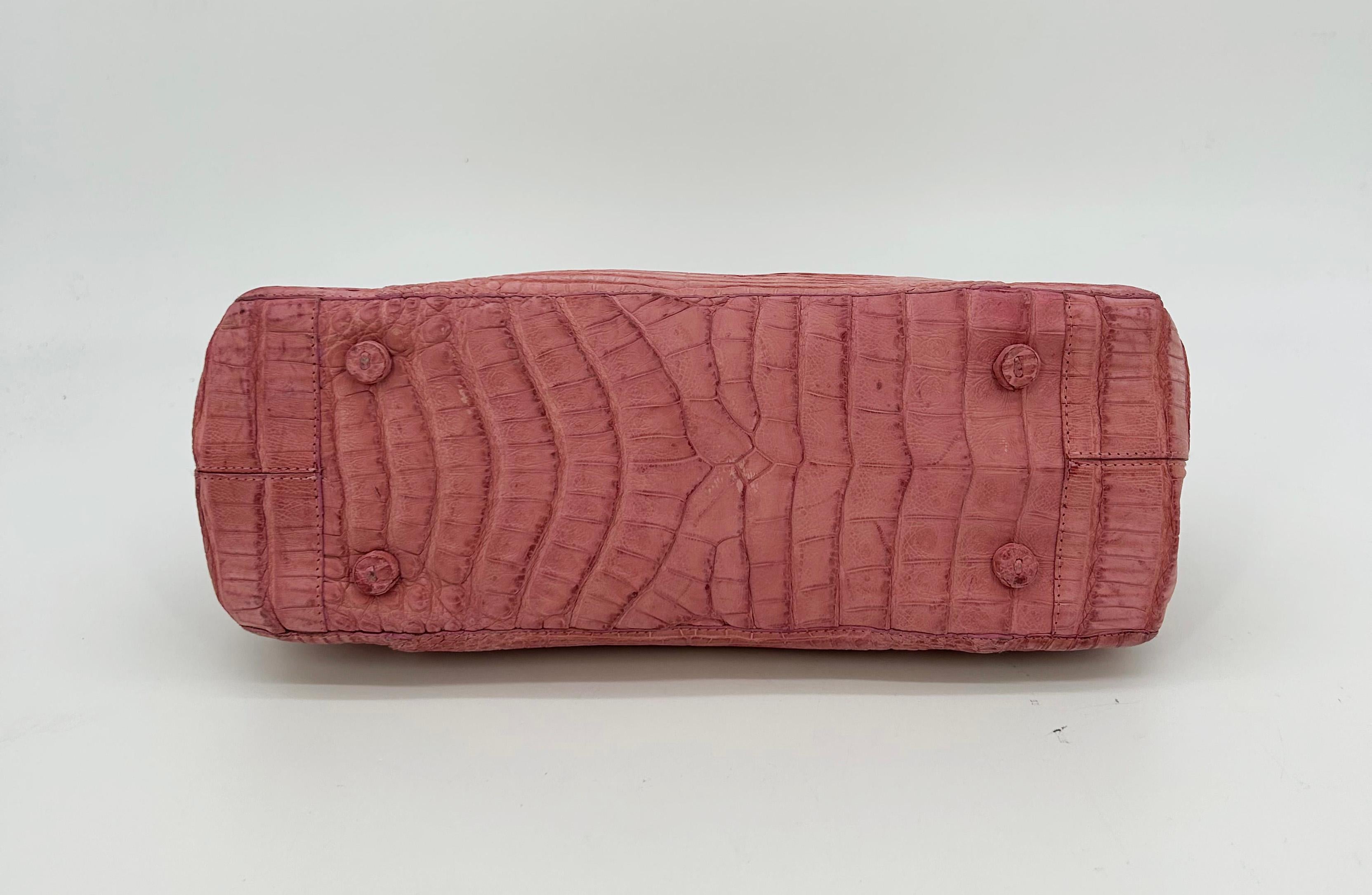 Nancy Gonzalez - Borsa a doppio manico in coccodrillo rosa con patta superiore In condizioni buone in vendita a Philadelphia, PA