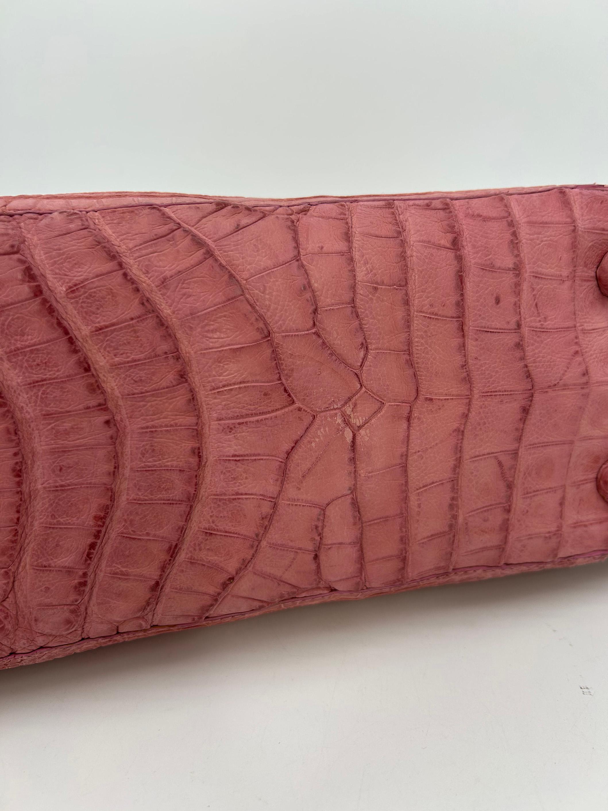 Donna Nancy Gonzalez - Borsa a doppio manico in coccodrillo rosa con patta superiore in vendita