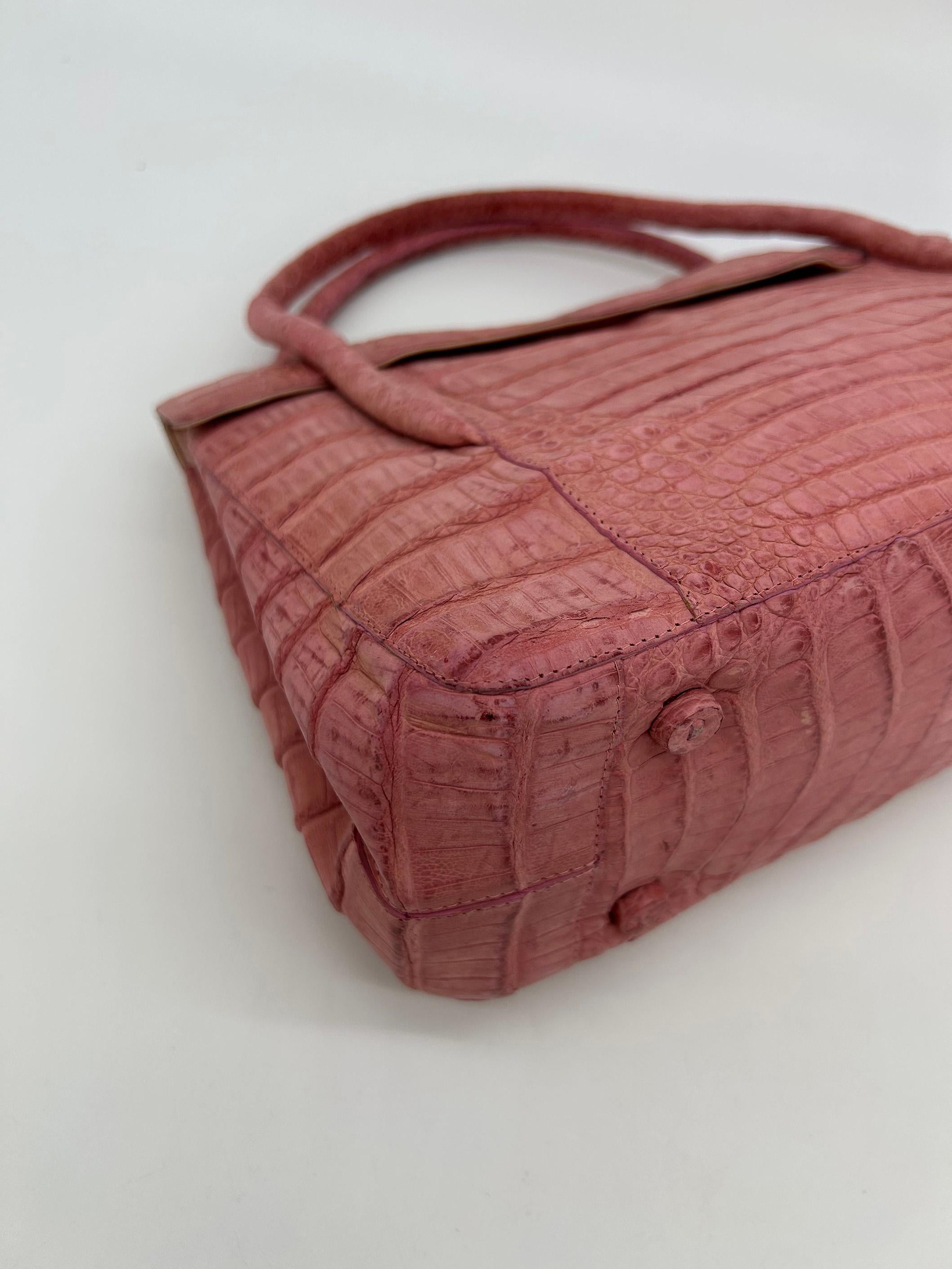 Nancy Gonzalez - Borsa a doppio manico in coccodrillo rosa con patta superiore in vendita 1