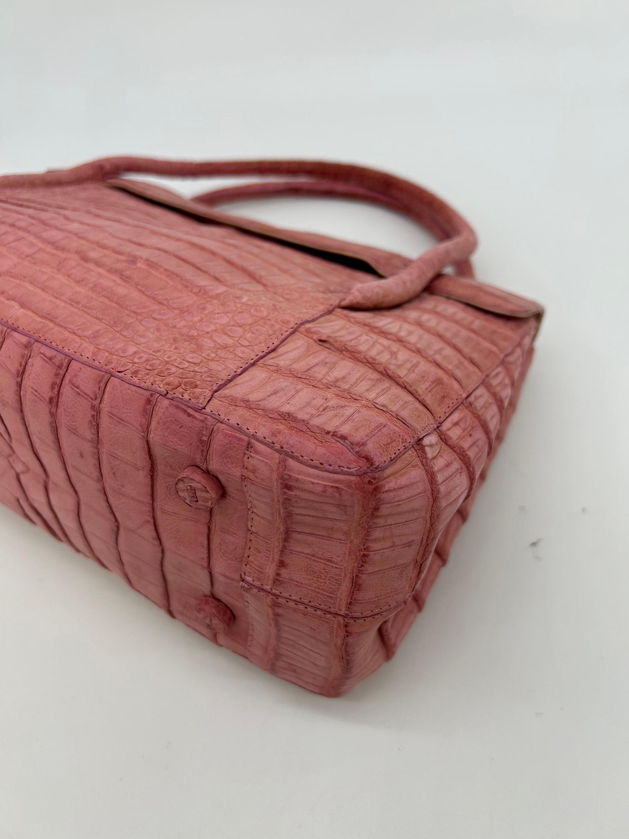 Nancy Gonzalez - Borsa a doppio manico in coccodrillo rosa con patta superiore in vendita 2