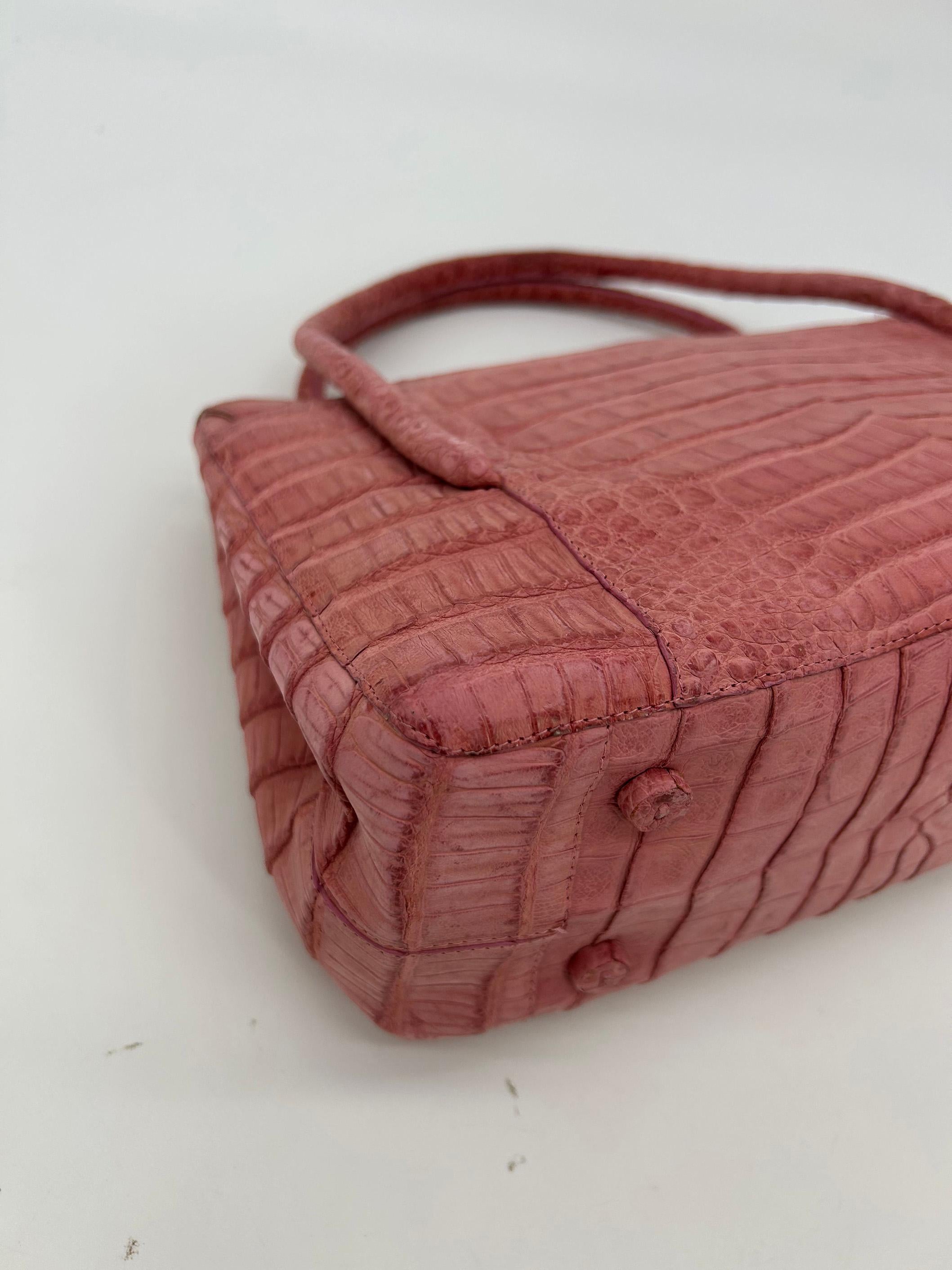 Nancy Gonzalez - Borsa a doppio manico in coccodrillo rosa con patta superiore in vendita 3