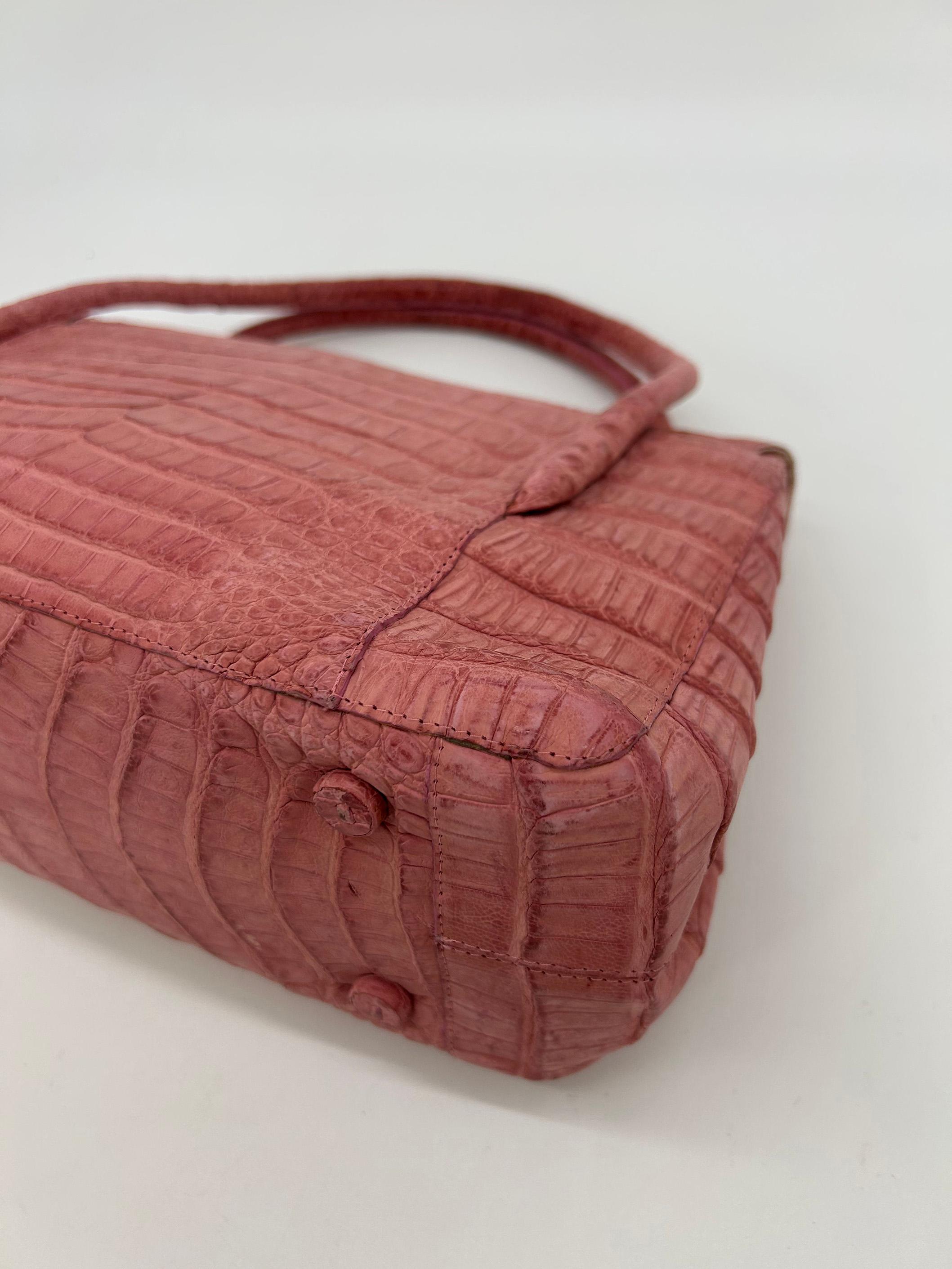 Nancy Gonzalez - Borsa a doppio manico in coccodrillo rosa con patta superiore in vendita 4