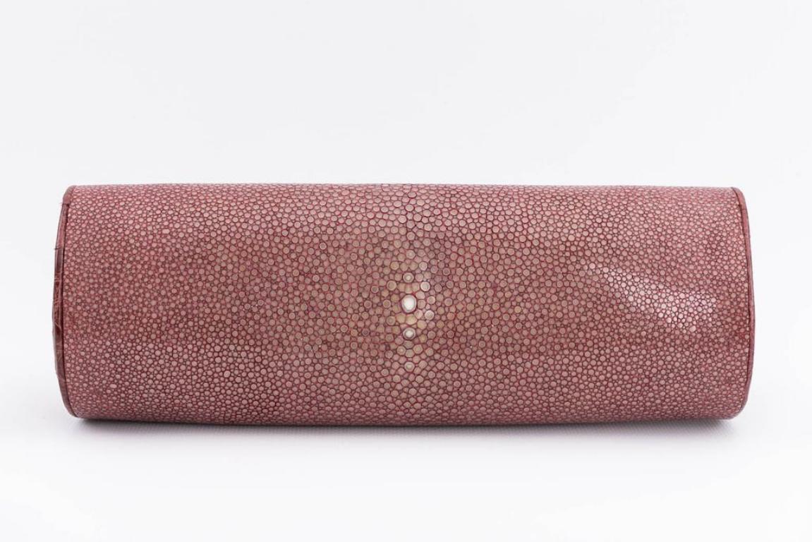 Nancy Gonzalez - Clutch composed of pink crocodile and shagreen. White satin lining.

Additional information:
Condition: Very good condition
Dimensions: Width: 24.5 cm (9.64