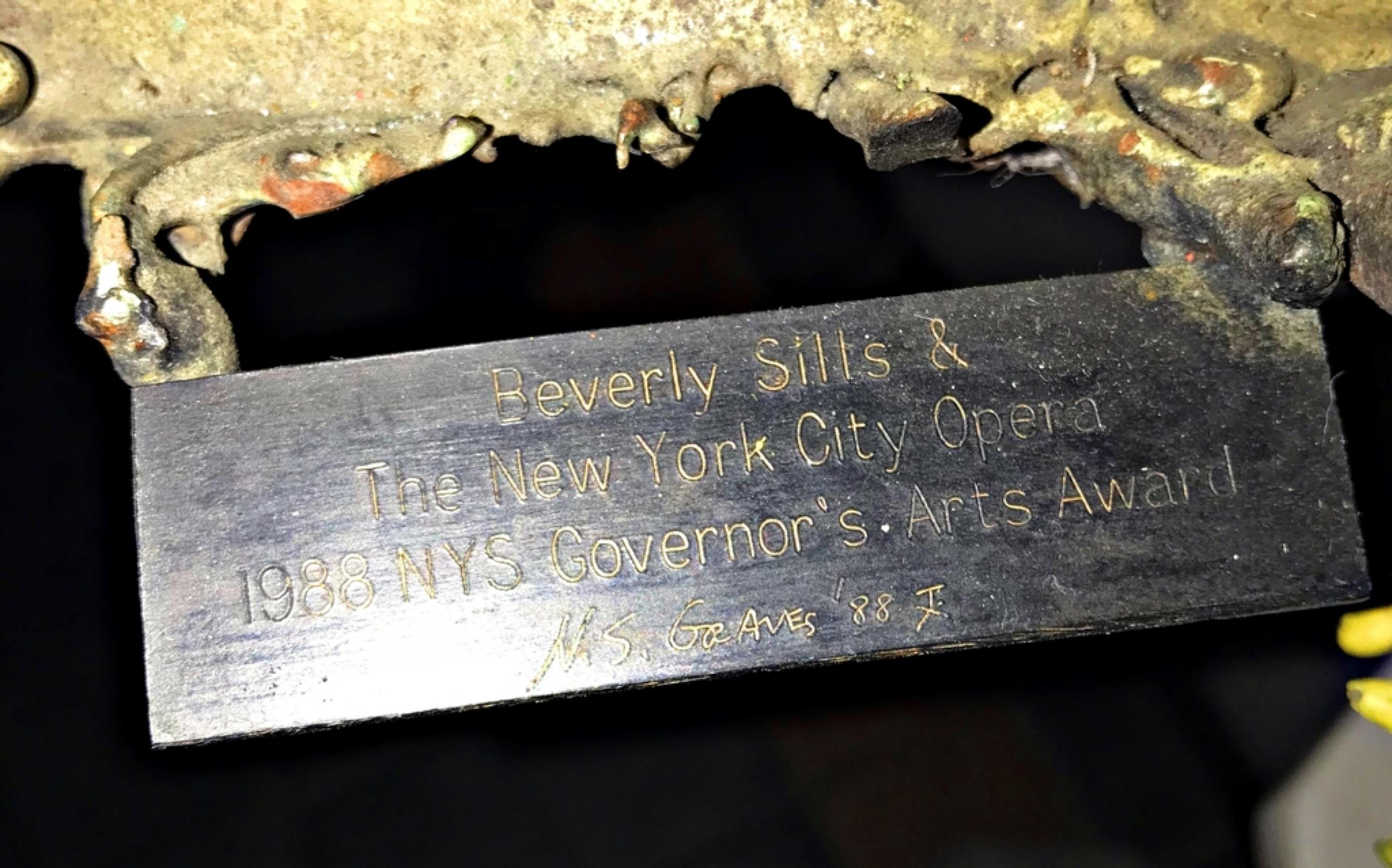 Prix du gouverneur de l'État de New York, sculpture unique en bronze peint signée en vente 2