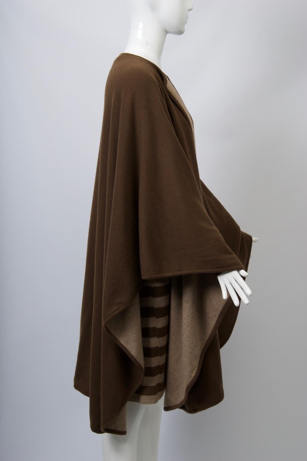 Abito in maglia di cashmere della fine degli anni '80 e grande scialle abbinato in cashmere beige e marrone di Nancy Heller, stilista newyorkese nota per il suo abbigliamento sportivo contemporaneo in maglia. L'abito in maglia a girocollo è