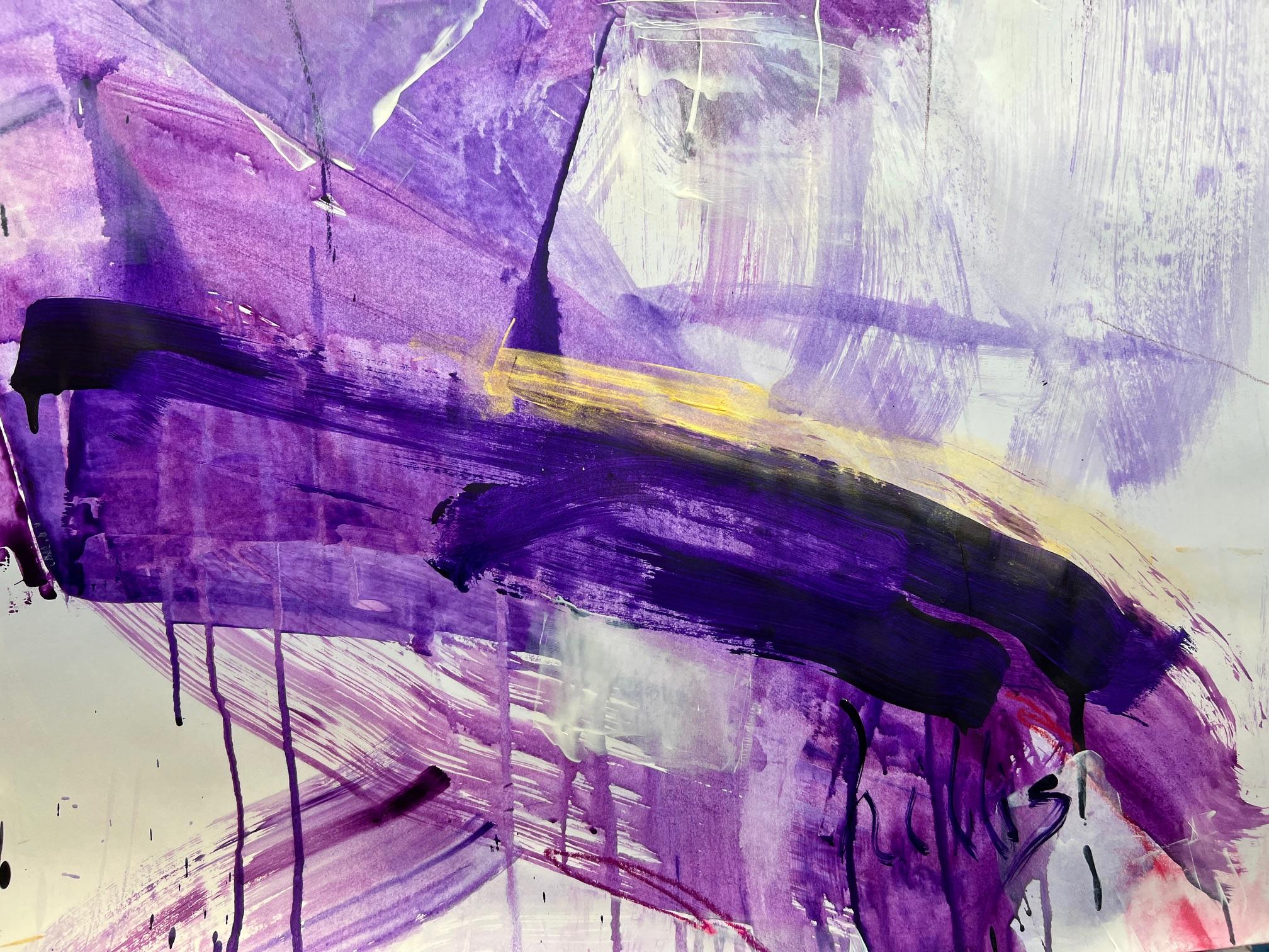 Processo primario, Violet, Nancy Hillis. Pittura espressionista astratta su larga scala in acrilico e tecnica mista con colori rosso-viola, blu-viola, bianco e oro su carta. 56.5