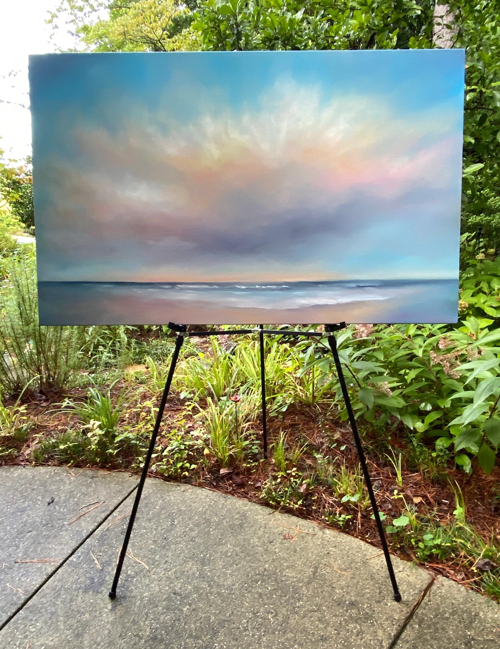 <p>Commentaires de l'artisteS'appuyant sur l'observation et l'imagination, l'artiste Nancy Hughes Miller peint un ciel côtier au petit matin.<br /> Un nuage se déplace sur l'océan tandis que la lumière du soleil projette des teintes roses, orange et