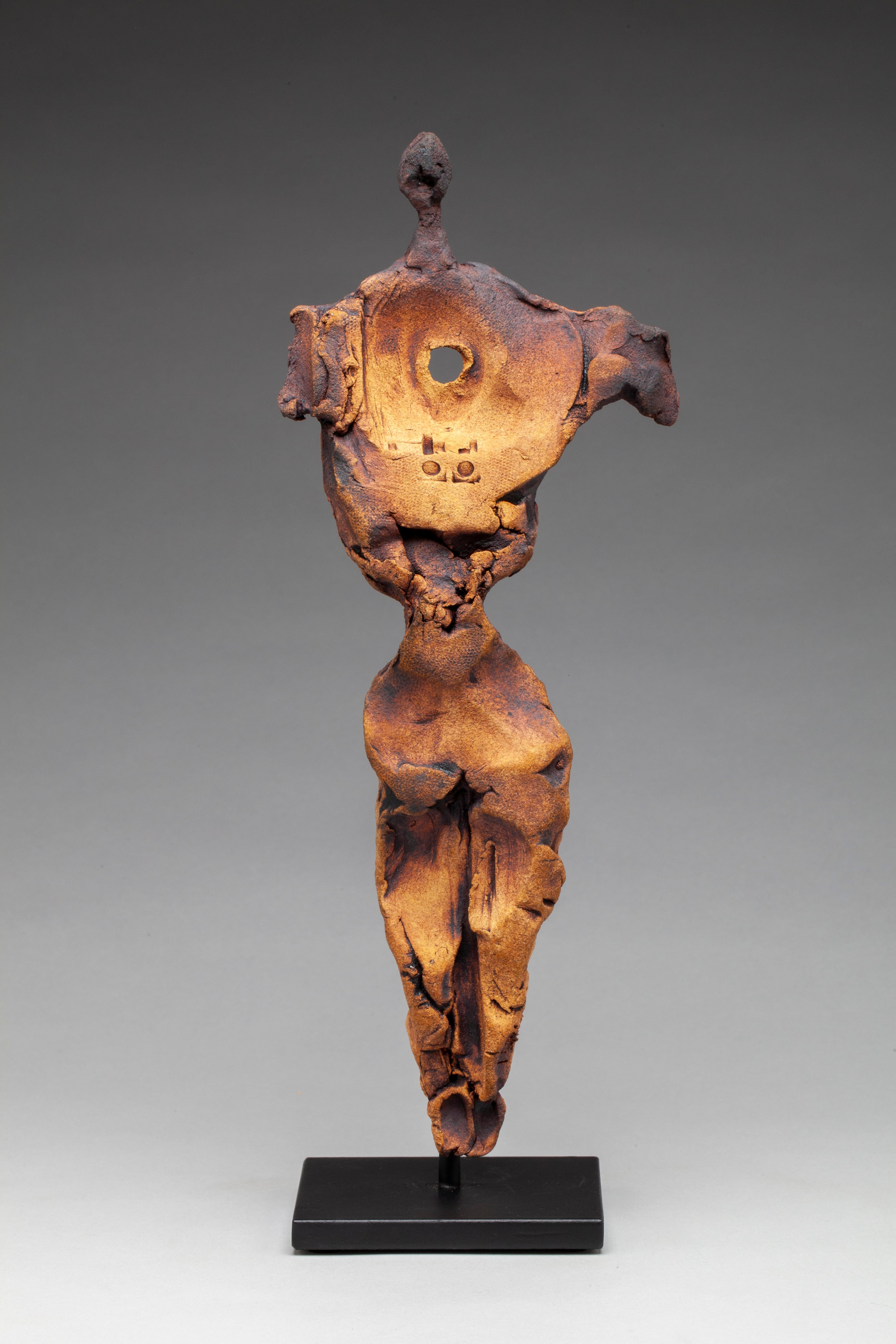 Nancy Legge Figurative Sculpture – Bernia