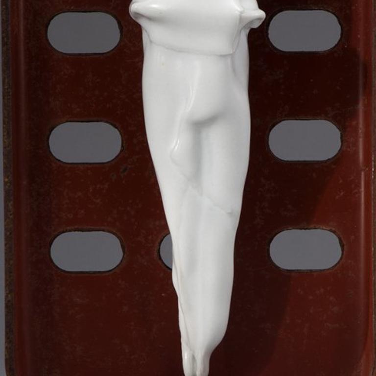 Margaux (Franzose, Perle) – Sculpture von Nancy Legge