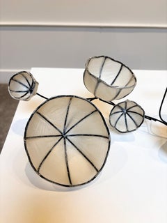 Copas "D" -  Papel japonés y latón, escultura abstracta de pared