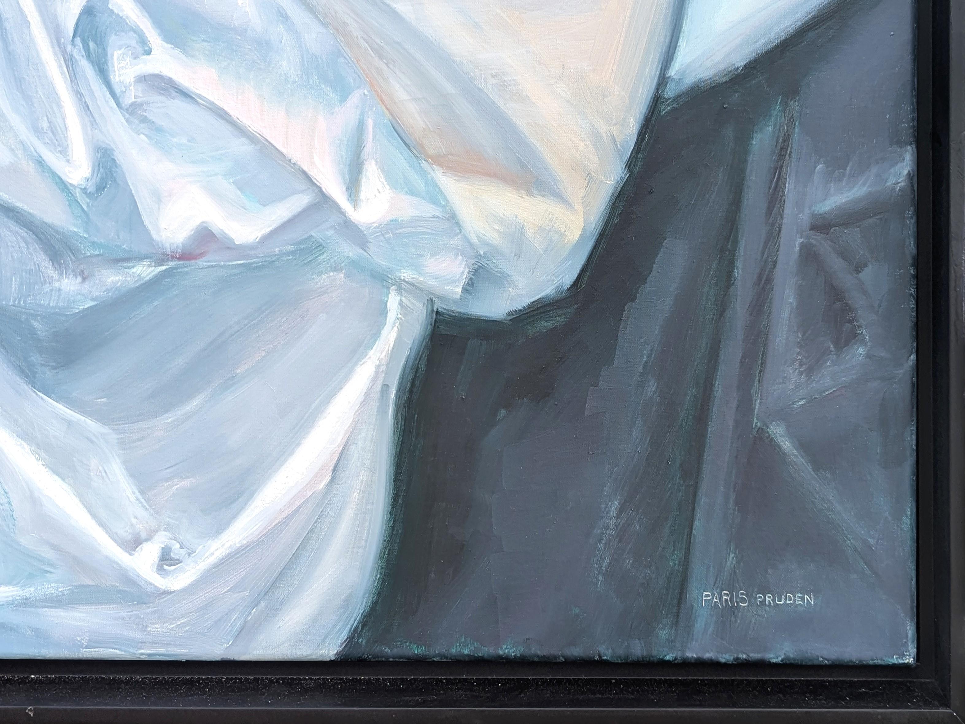 Natura morta realistica dipinta dall'artista di Houston Nancy Paris Pruden. L'opera presenta tessuti bianchi e neri drappeggiati l'uno sull'altro con un'illuminazione drammatica. Firmato nell'angolo anteriore in basso a destra. Attualmente è appeso