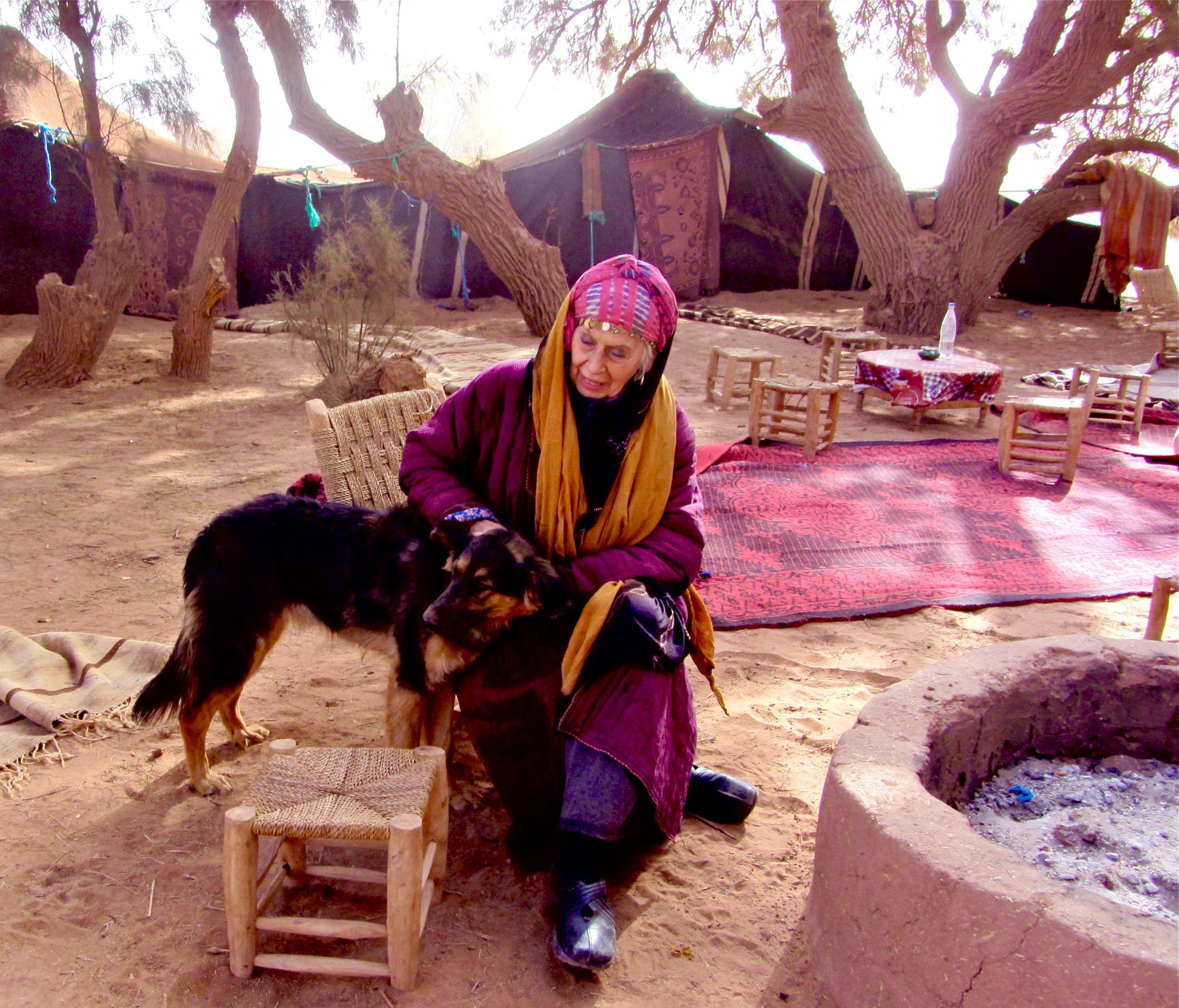 Peinture d'art populaire du Maroc, danse, chiens, camels, animaux, dunes, lune en vente 8