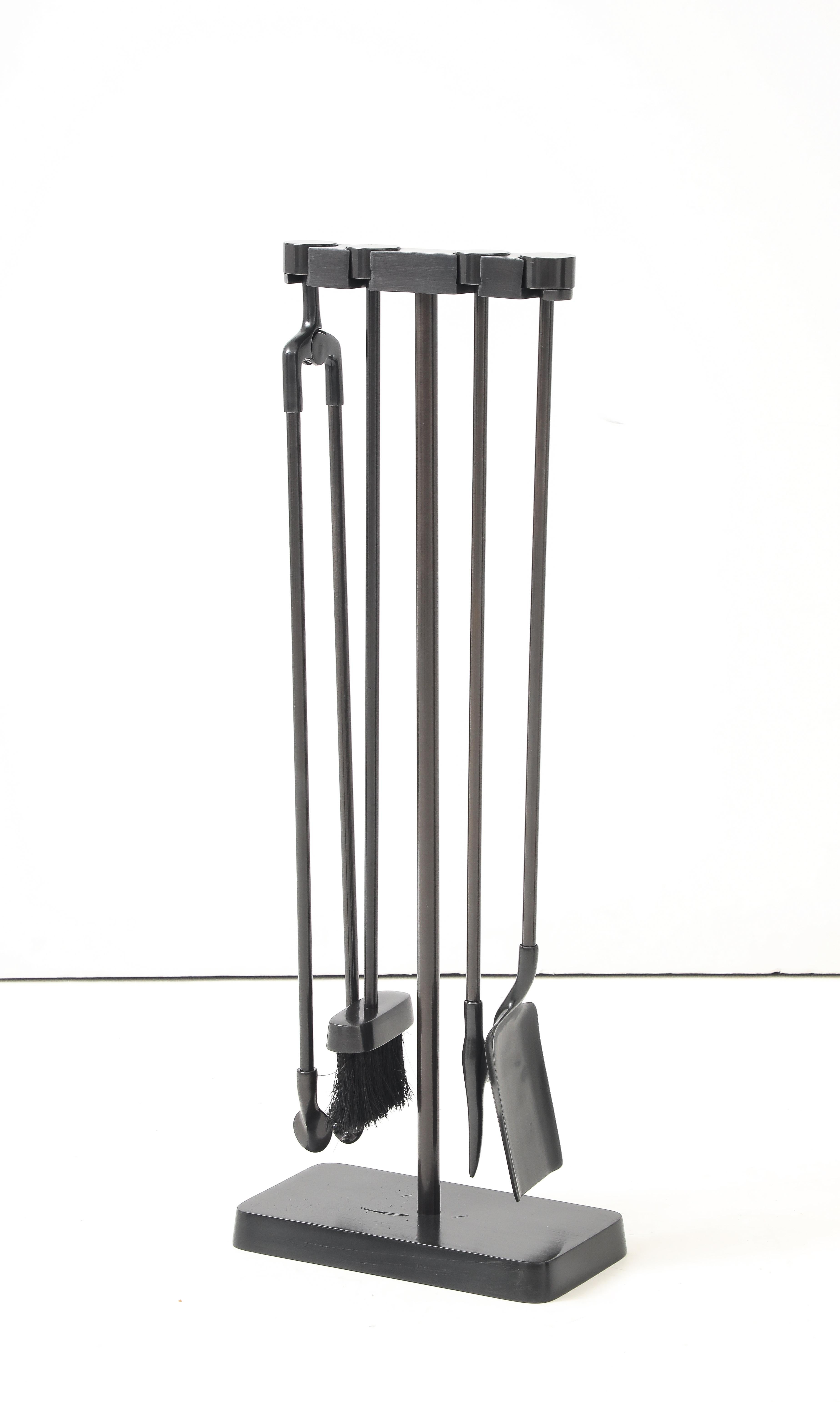 Ensemble d'outils à feu minimaliste 5 pièces dans une finition bronze personnalisée, Nancy Ruben.