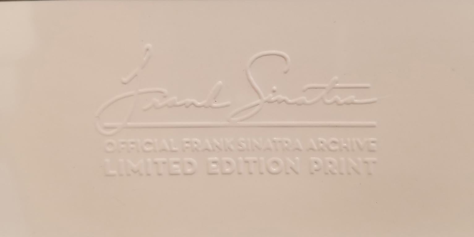 Frank Sinatra - Schieß auf mich, indem du schießt – Photograph von Nancy Sinatra Sr.