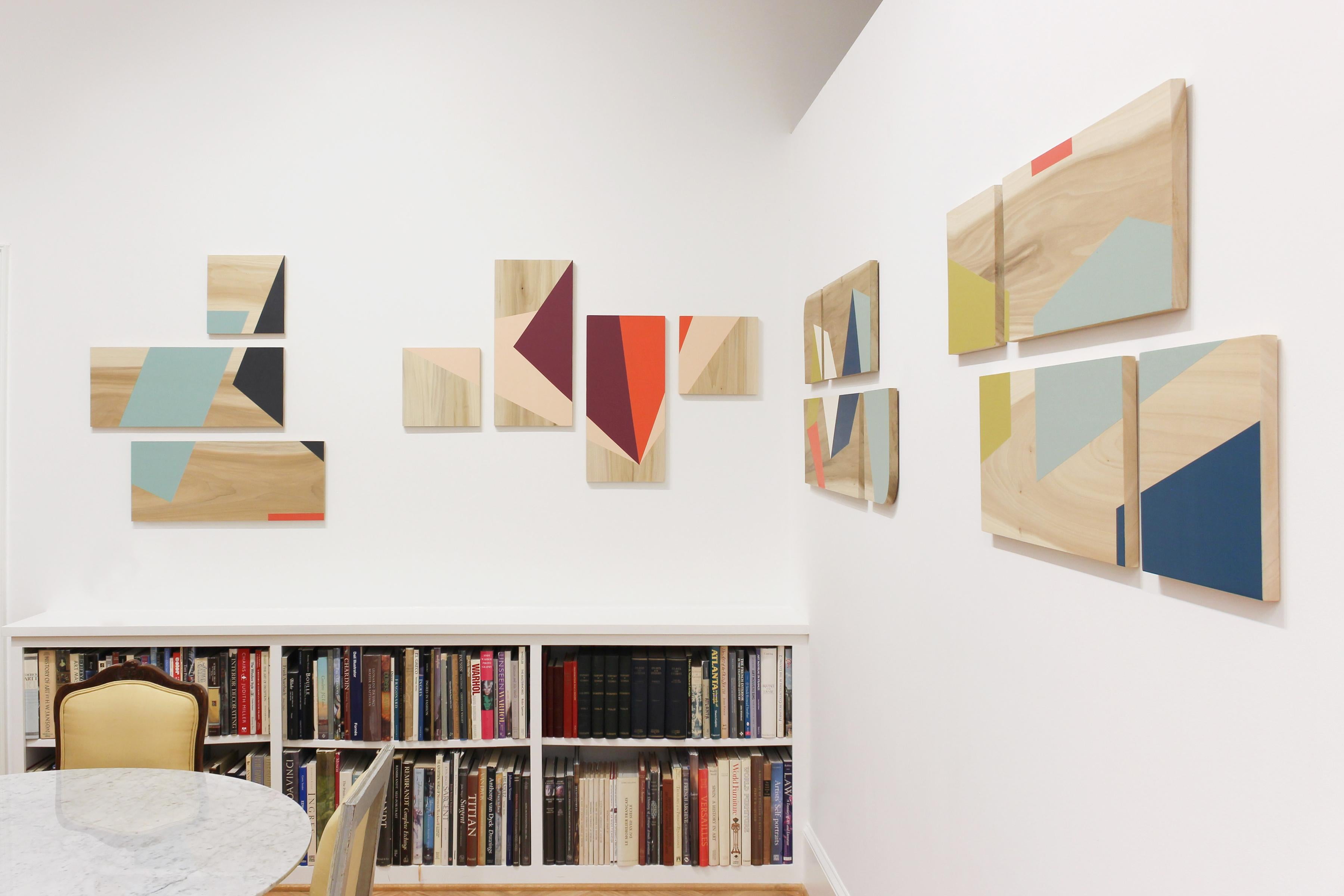 „Apex“ – farbenfrohe, minimalistische Arbeit auf Platte – Holzmaserung – Carmen Herrera (Geometrische Abstraktion), Sculpture, von Nancy Talero