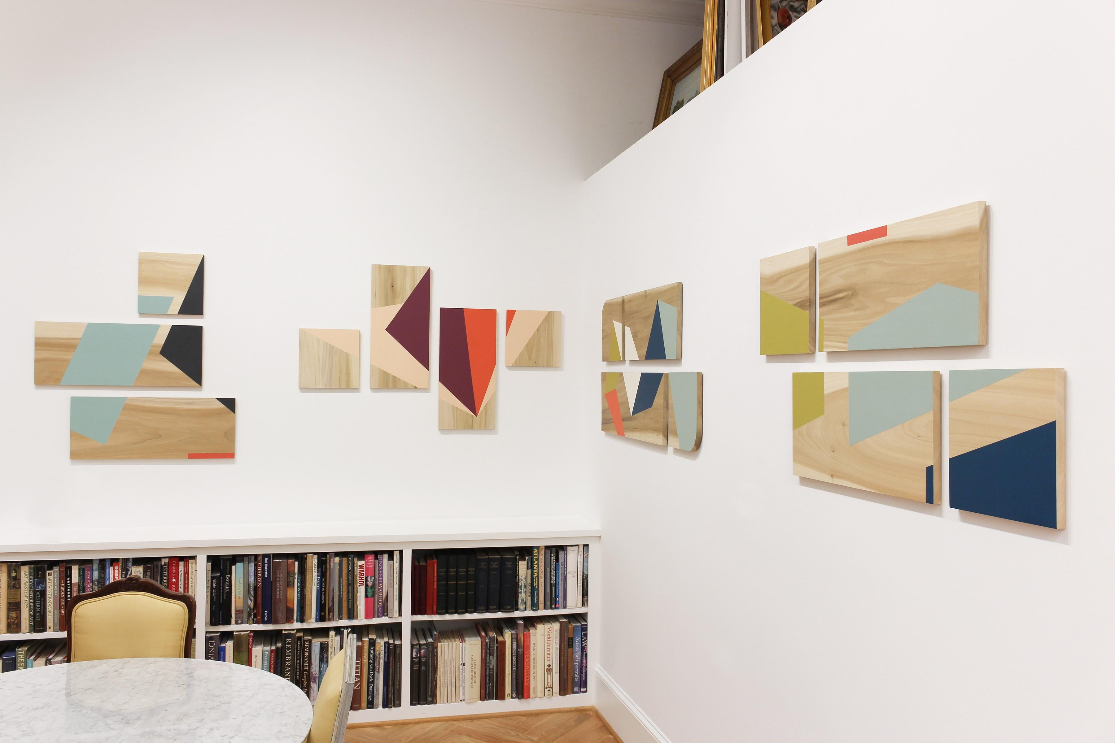 „Apex“ – farbenfrohe, minimalistische Arbeit auf Platte – Holzmaserung – Carmen Herrera (Beige), Abstract Sculpture, von Nancy Talero