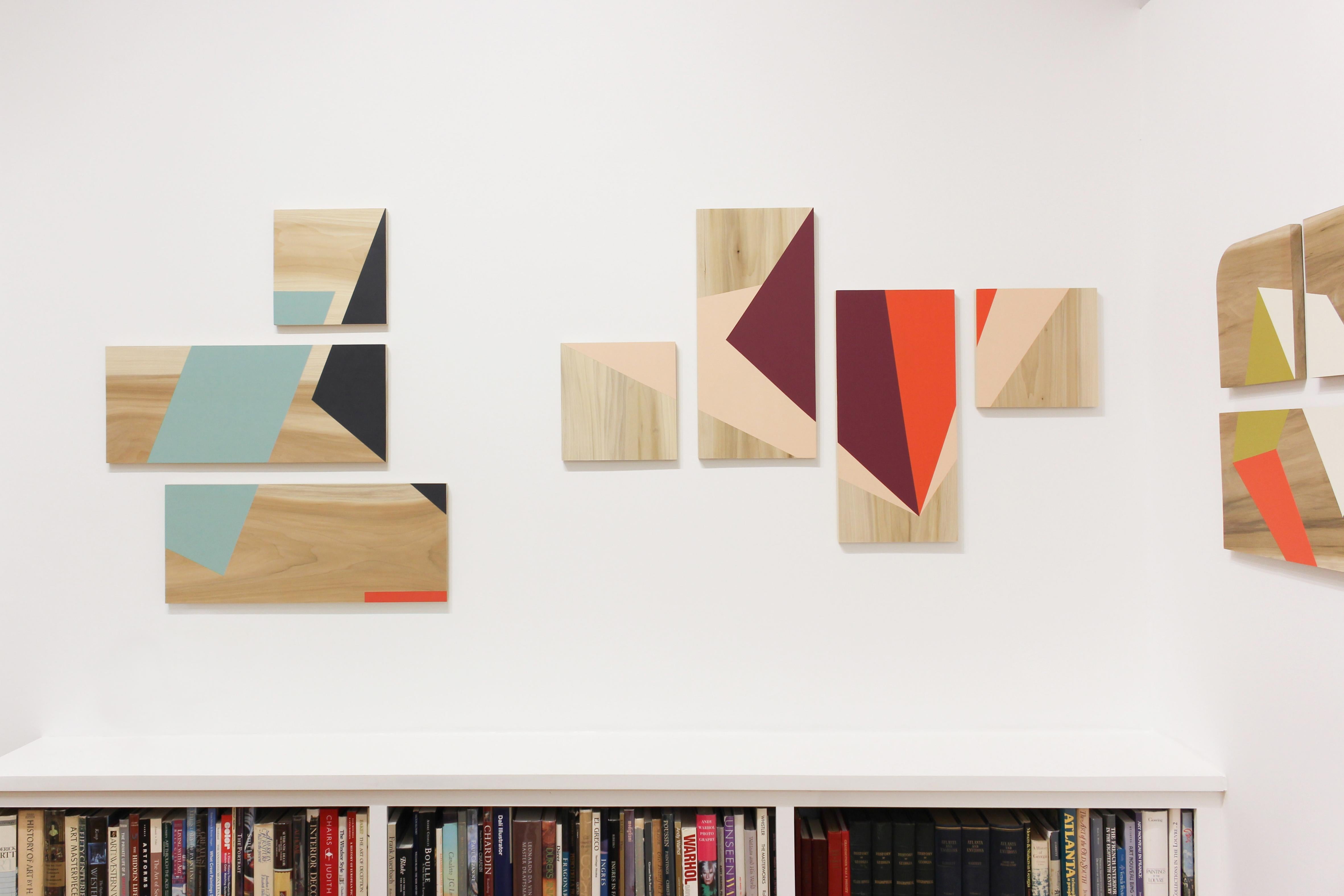 „Apex“ – farbenfrohe, minimalistische Arbeit auf Platte – Holzmaserung – Carmen Herrera im Angebot 1