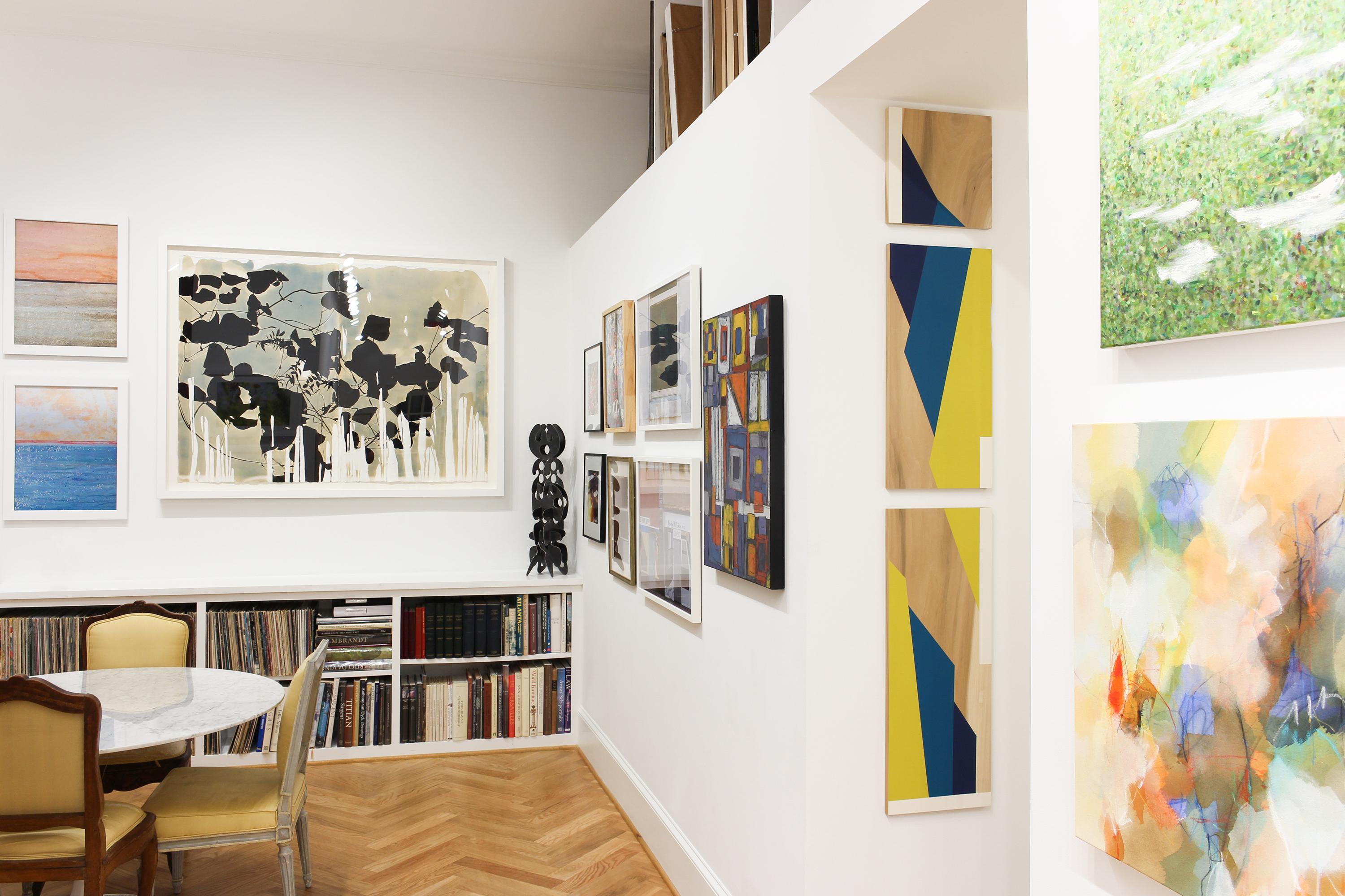 „Ascension“ farbenfrohes minimalistisches Werk auf Tafel, Holzmaserung, modern (Geometrische Abstraktion), Painting, von Nancy Talero