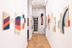 Traiettoria" opera minimalista colorata su pannello, venature del legno, rosso, triangolo