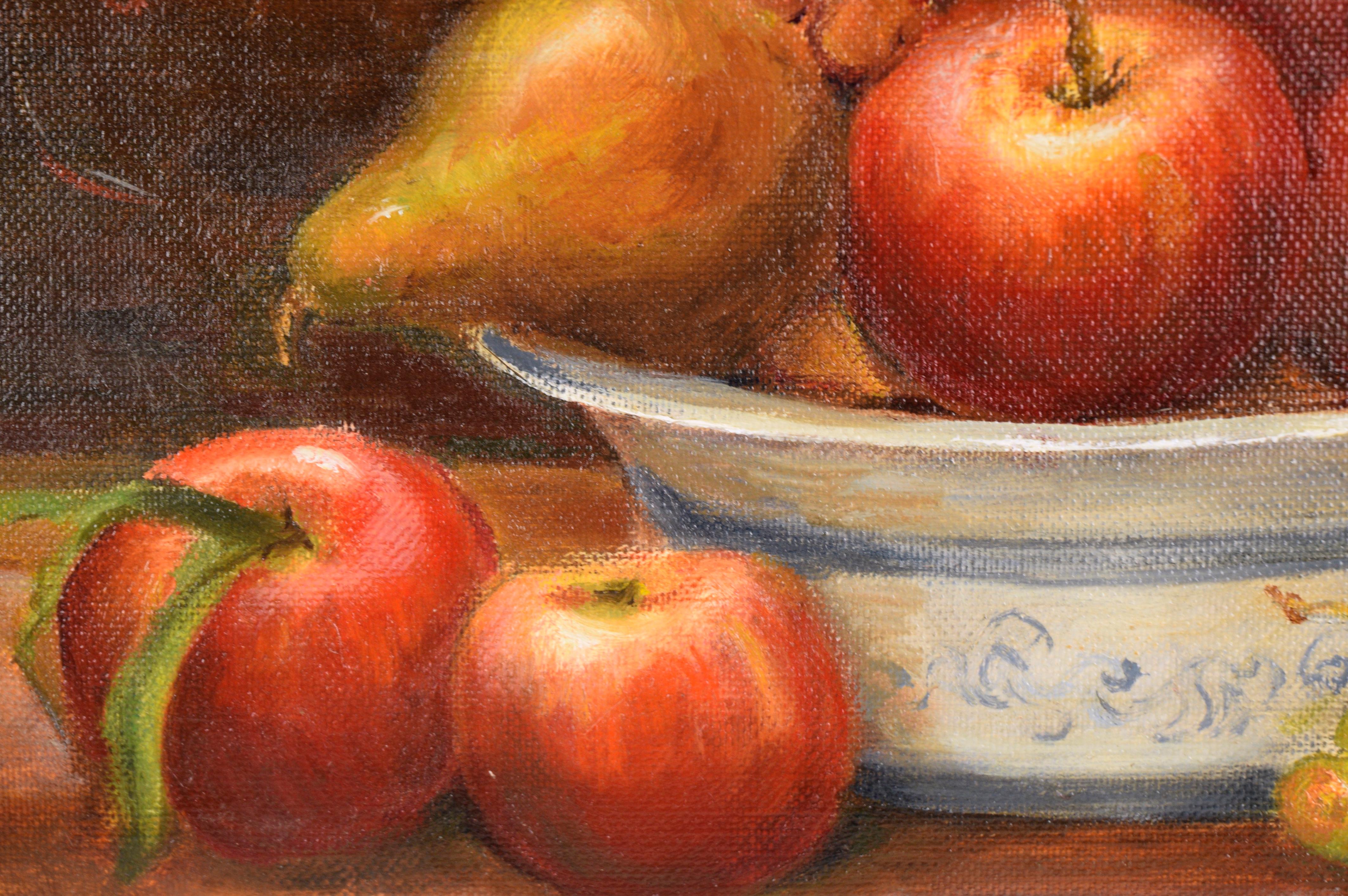 Nature morte idyllique avec des fruits de l'artiste américaine Nancy Taylor (20e siècle). Une luxuriante vigne grave est perchée au sommet d'un bol de pommes et de poires. Deux autres pommes et quelques raisins sont posés sur la table, encadrant le
