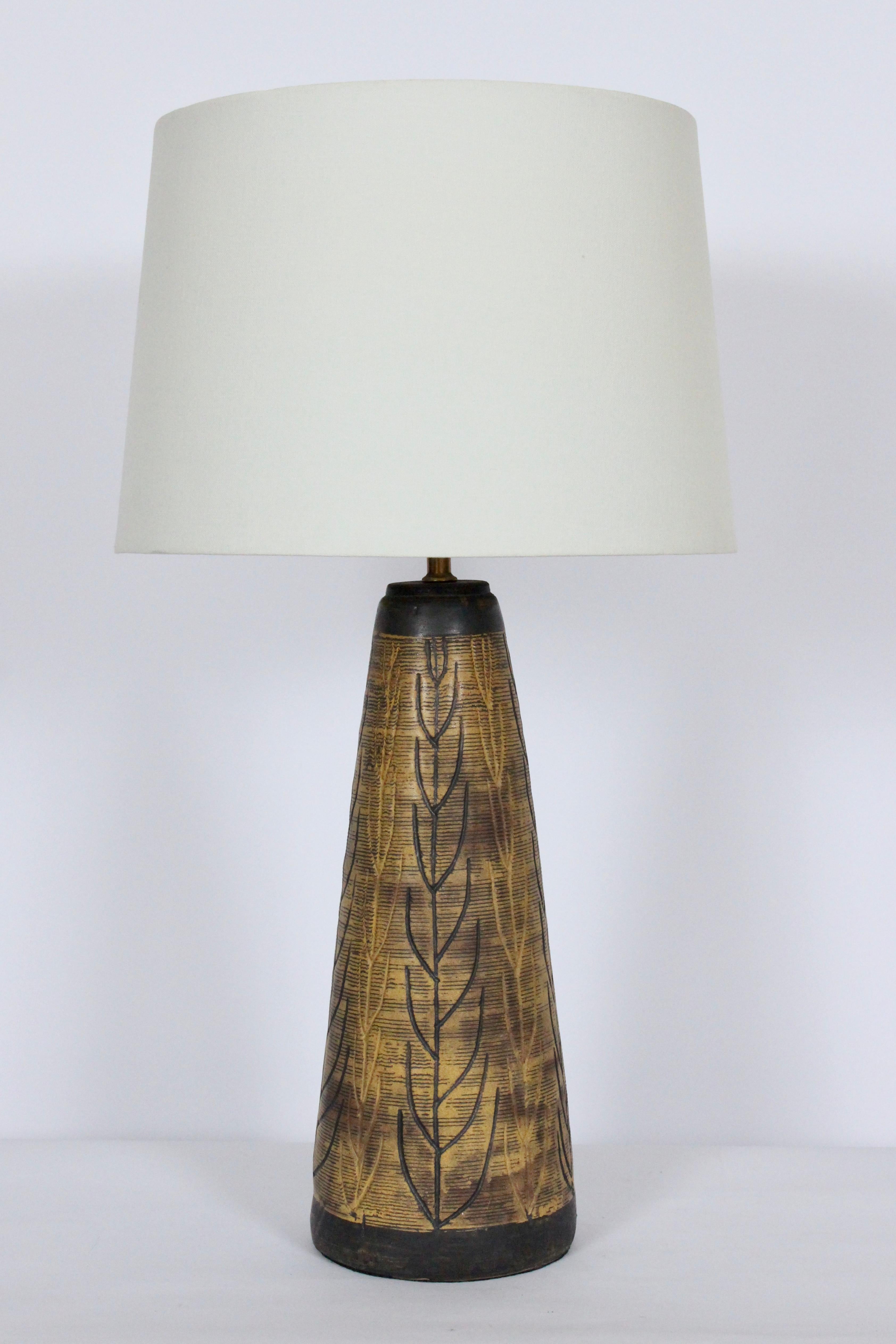 Nancy Wickham pour Design Technics - Lampe en céramique incisée Flora, années 1950 5