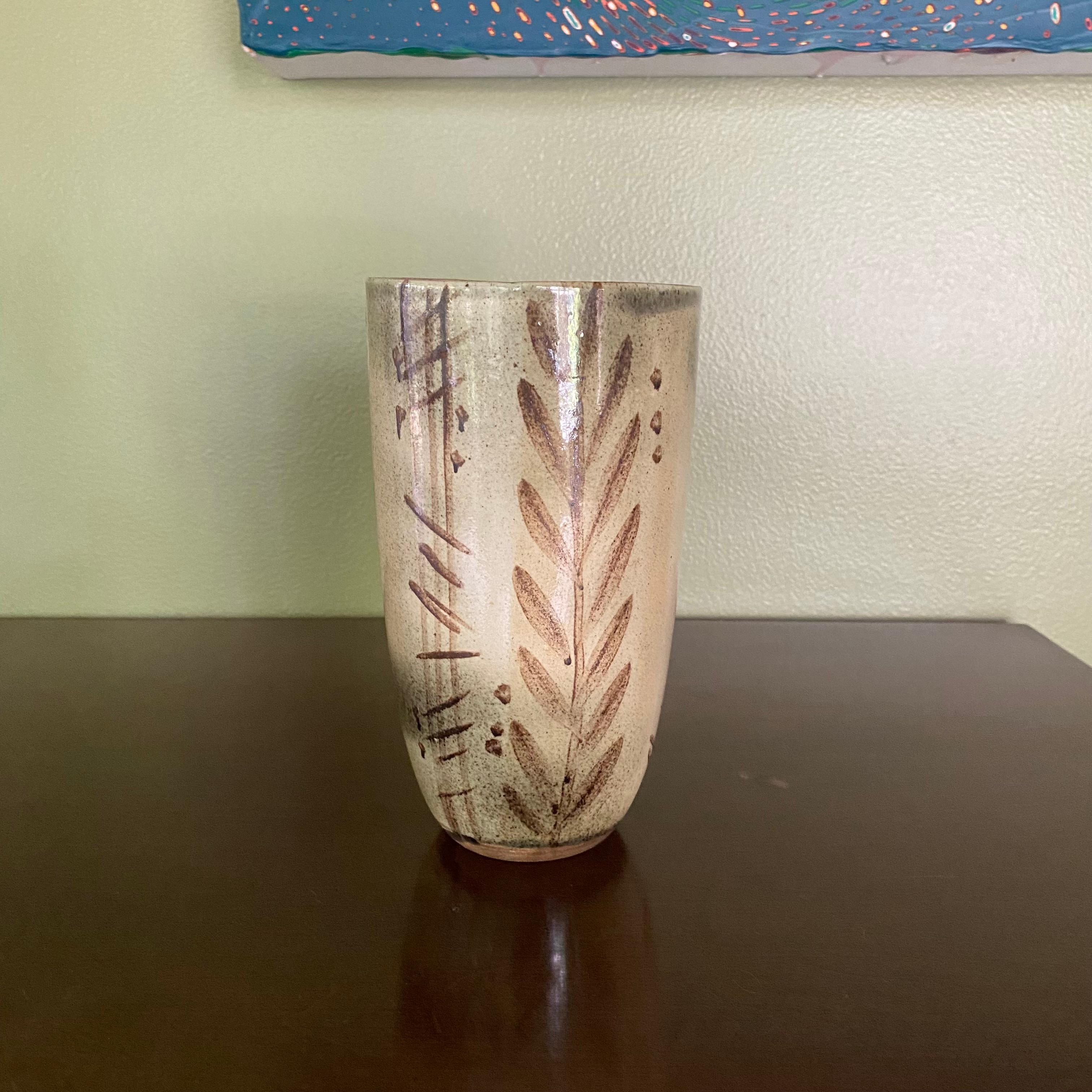 Américain Vase de poterie artisanale signé Studio Ceramic, décoré de fleurs Nancy Wickham
