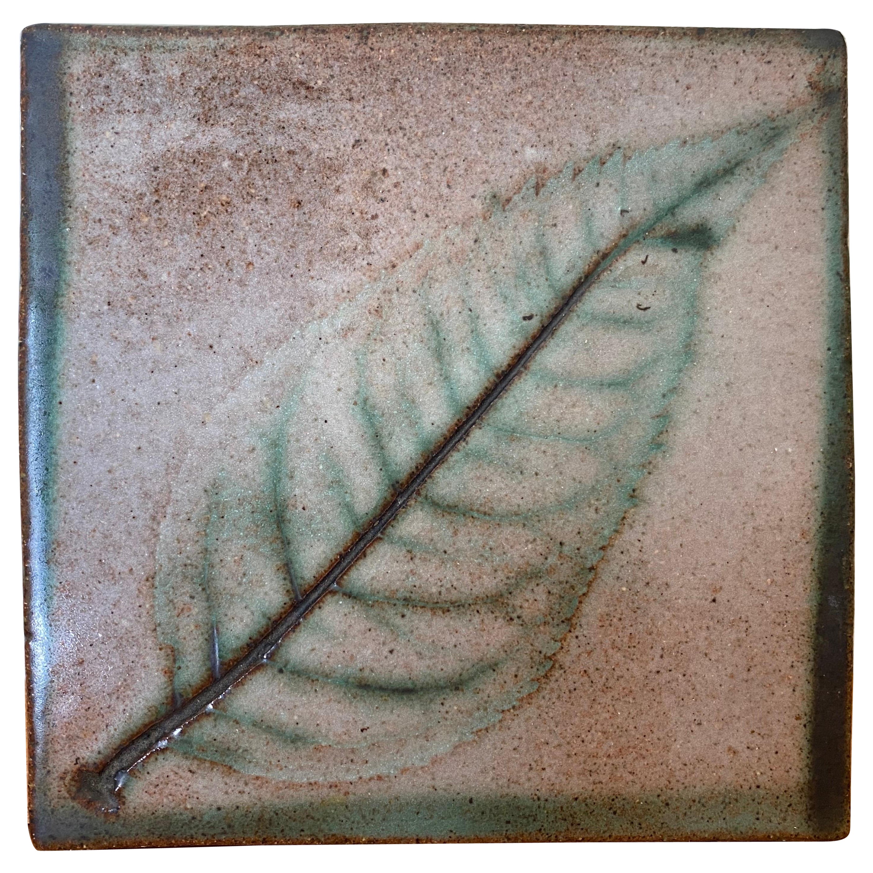 Tile à feuilles de grès de Nancy Wickham pour l'atelier du Vermont ex. Design Technics