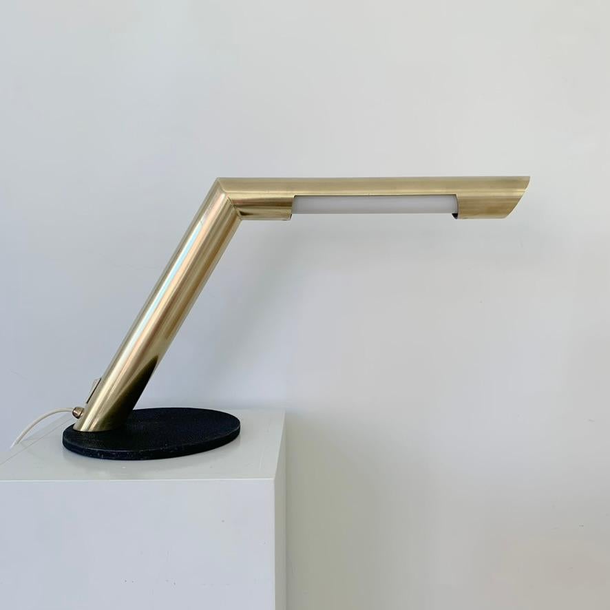 Schöne und schicke Schreibtischlampe, ca. 1970, Italien.
Poliertes Messing, runder schwarzer Metallsockel.
Diese Tischlampe wurde wahrscheinlich von Arredoluce in Italien herausgegeben.
Abmessungen: 55 cm B, 20 cm T, 31 cm H.
Guter Zustand und