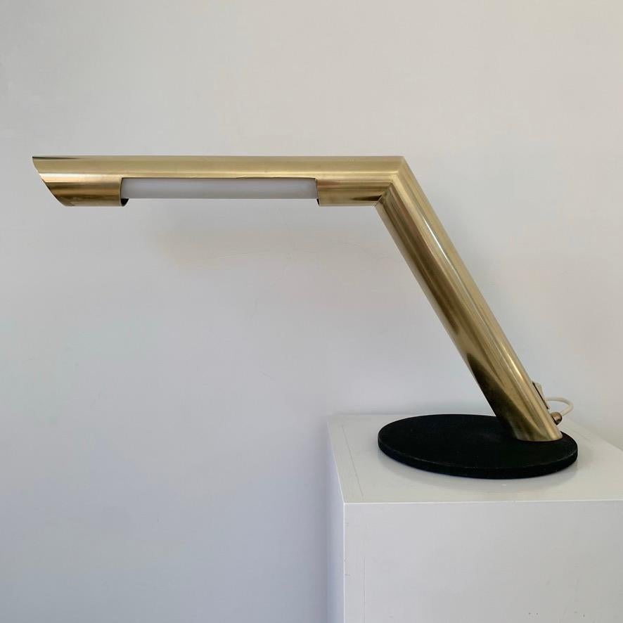 Nanda Vigo Tischlampe aus Messing, um 1970, Italien. (Moderne der Mitte des Jahrhunderts) im Angebot
