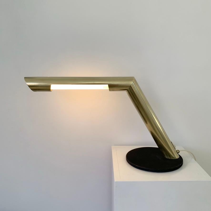 Nanda Vigo Tischlampe aus Messing, um 1970, Italien. (Italienisch) im Angebot