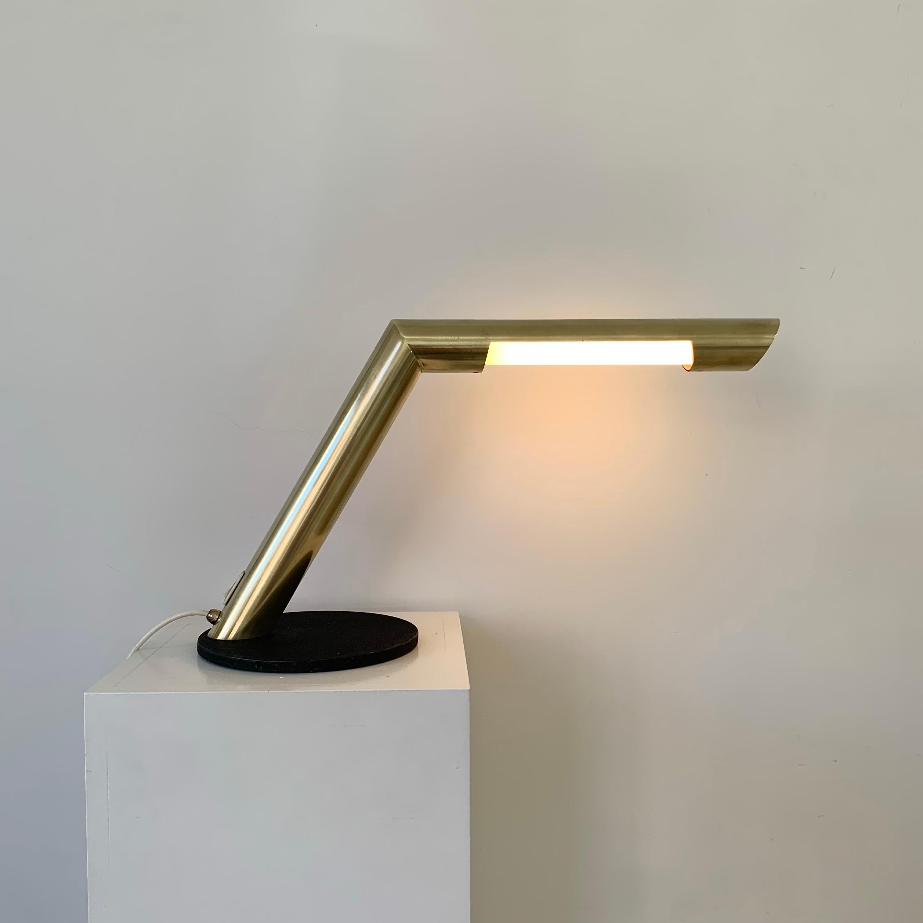 Nanda Vigo Tischlampe aus Messing, um 1970, Italien. (Poliert) im Angebot