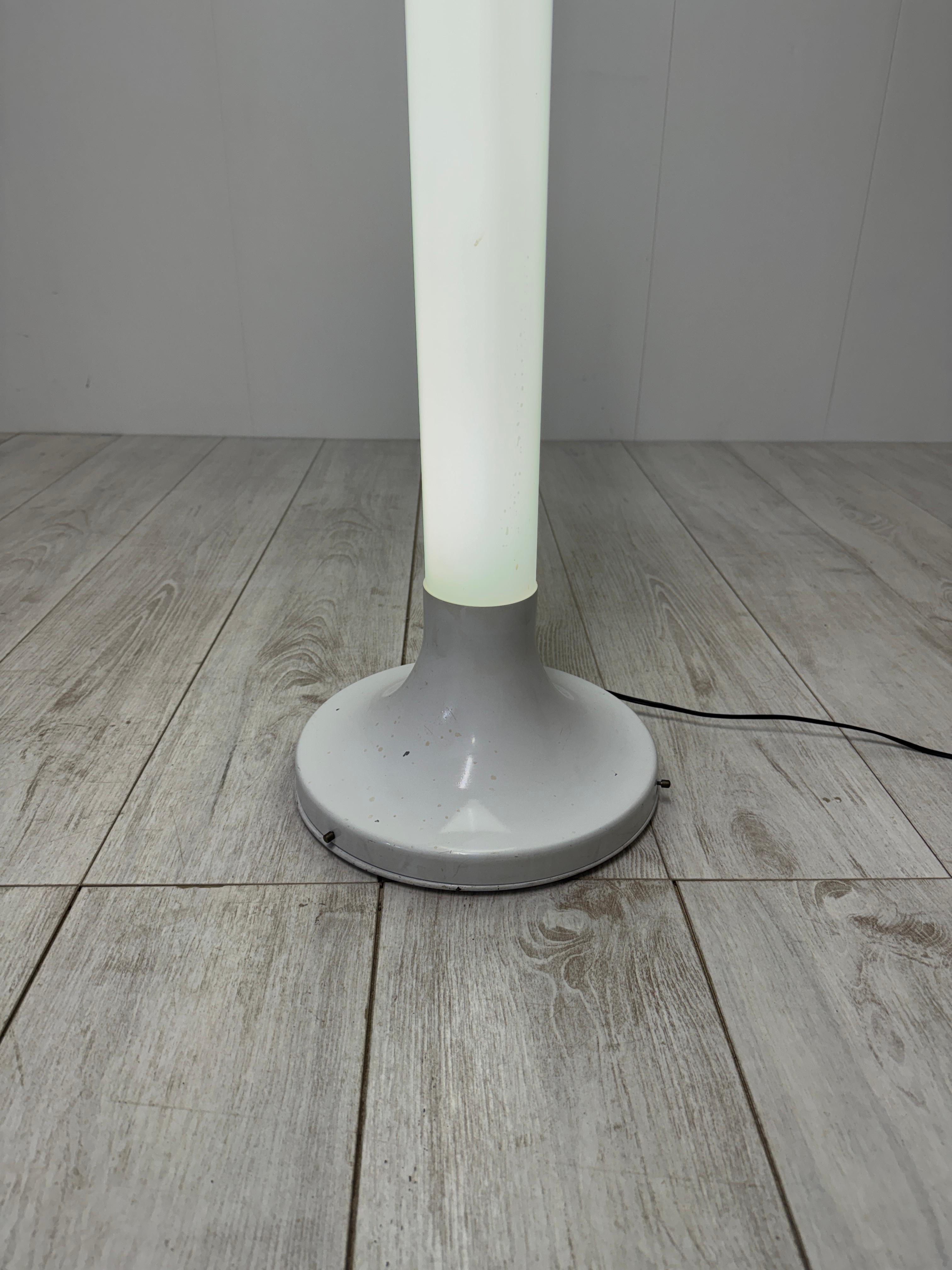 Lámpara de pie diseñada en 1968 por Nanda Vigo para Kartell, base y parte superior de aluminio lacado y difusor de metacrilato blanco. Iluminación de neón, totalmente funcional.